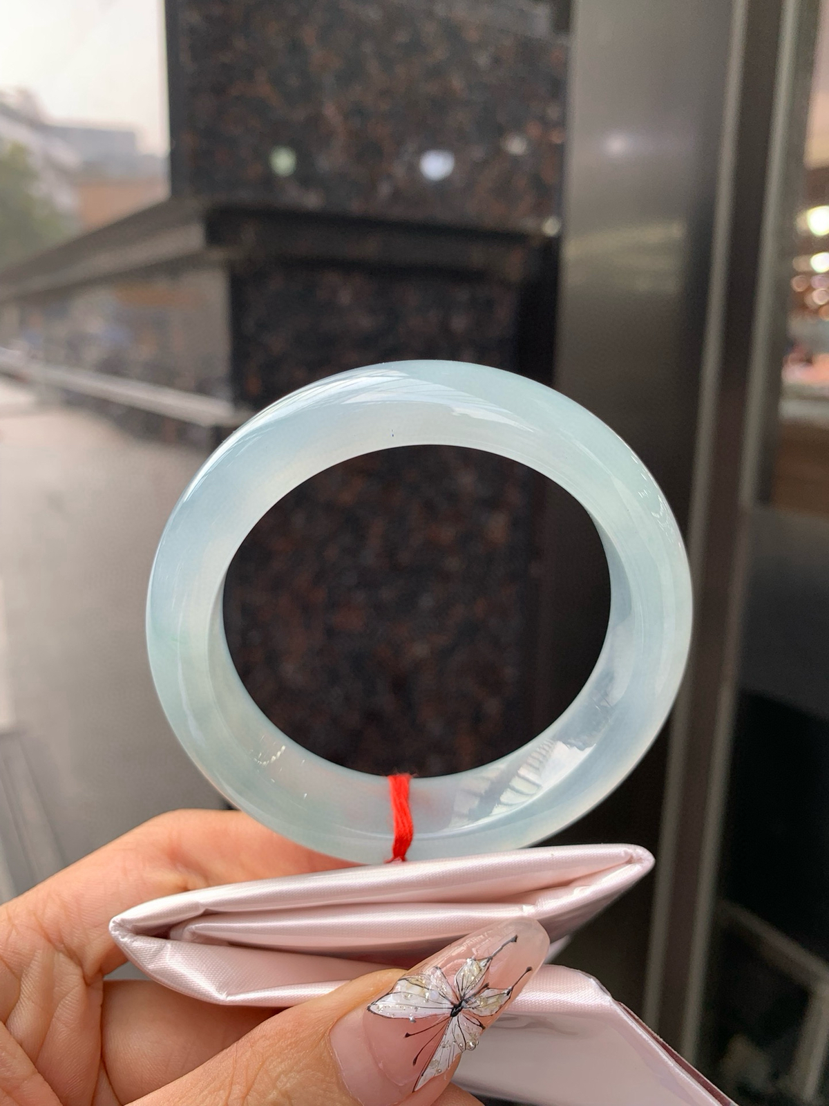 冰蓝宽版正圈
57-9.2-14.7
打灯多出细纹需要包容，底妆冰润细腻，千变万化的冰晴蓝底色，拥有海的颜色，却散发着星空的光芒，这是一只来自冰川蓝的清冷气质仙女镯。