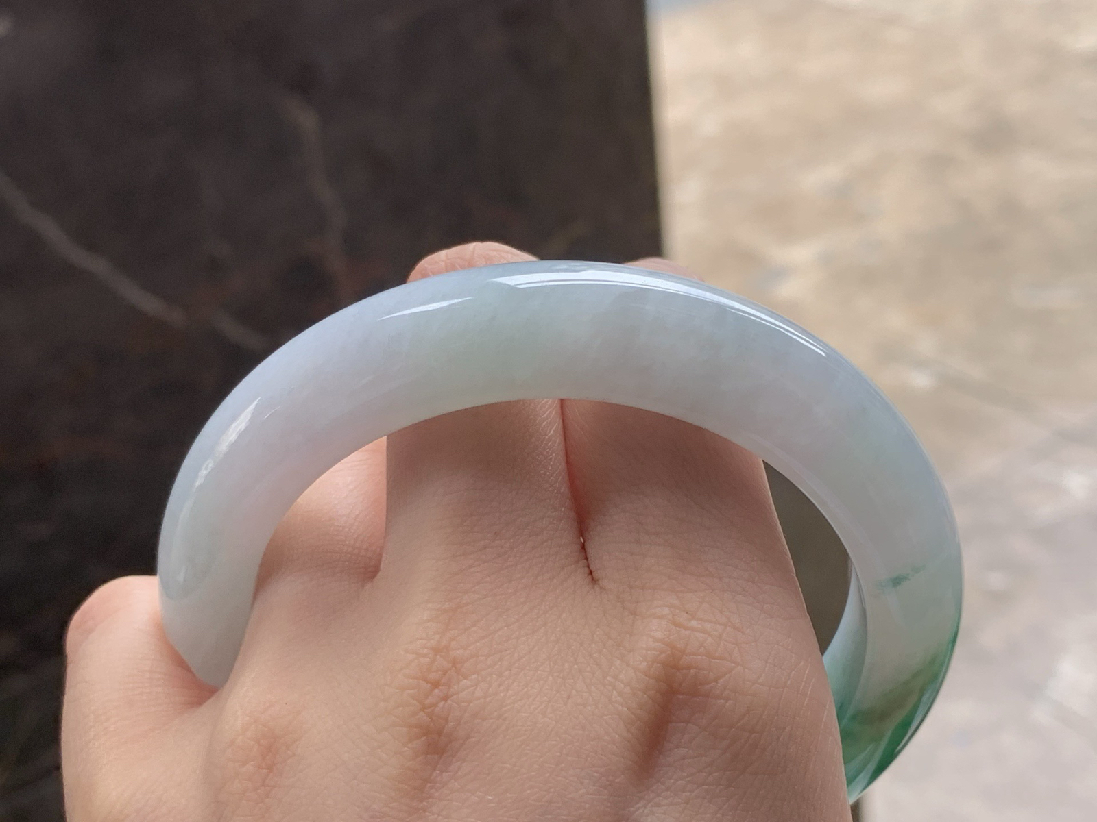 带色大圈手镯
颜色漂亮 64.7/14/10.8mm