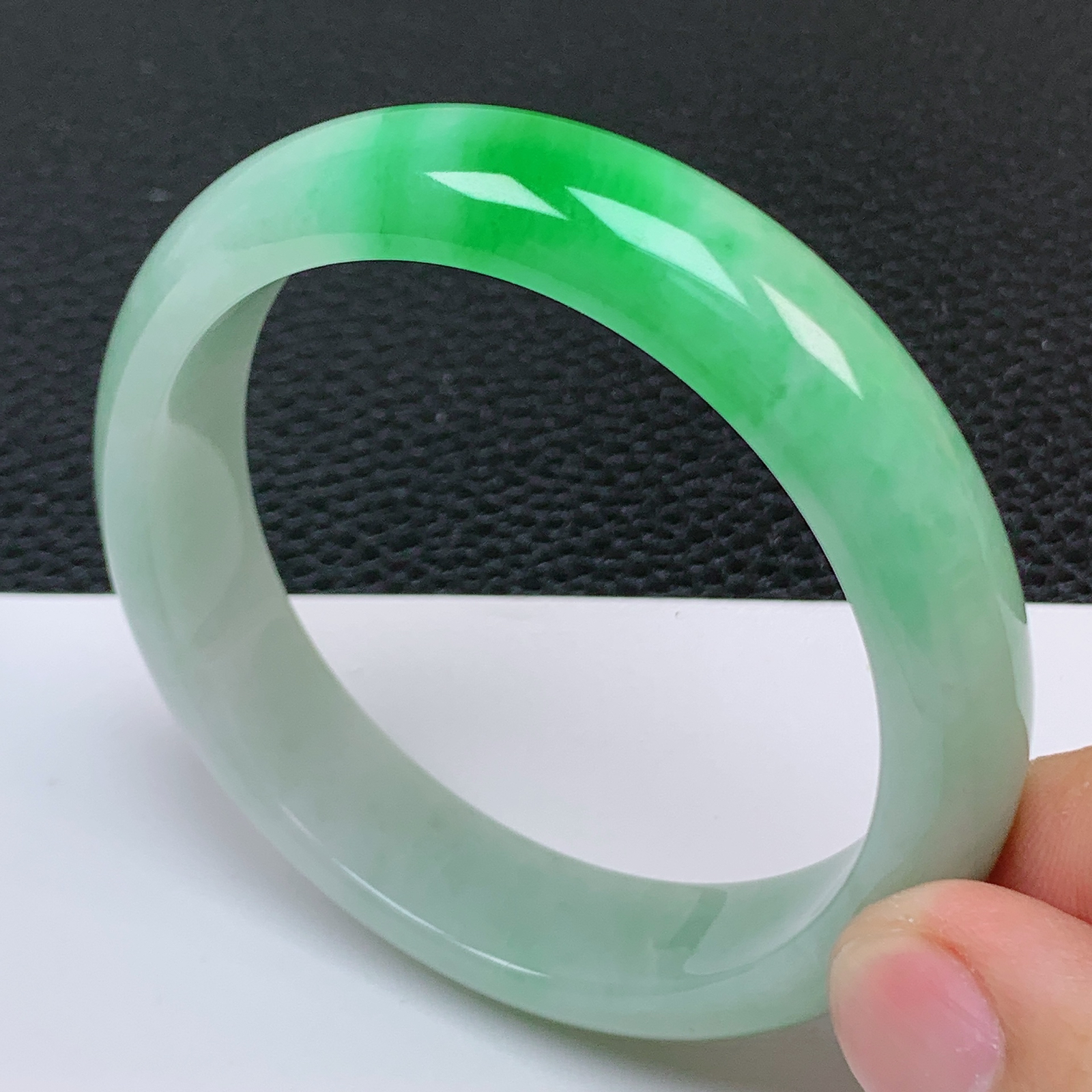 圈口51～52 天然翡翠老坑细腻飘阳绿正圈手镯 尺寸51.6*12.5*7mm