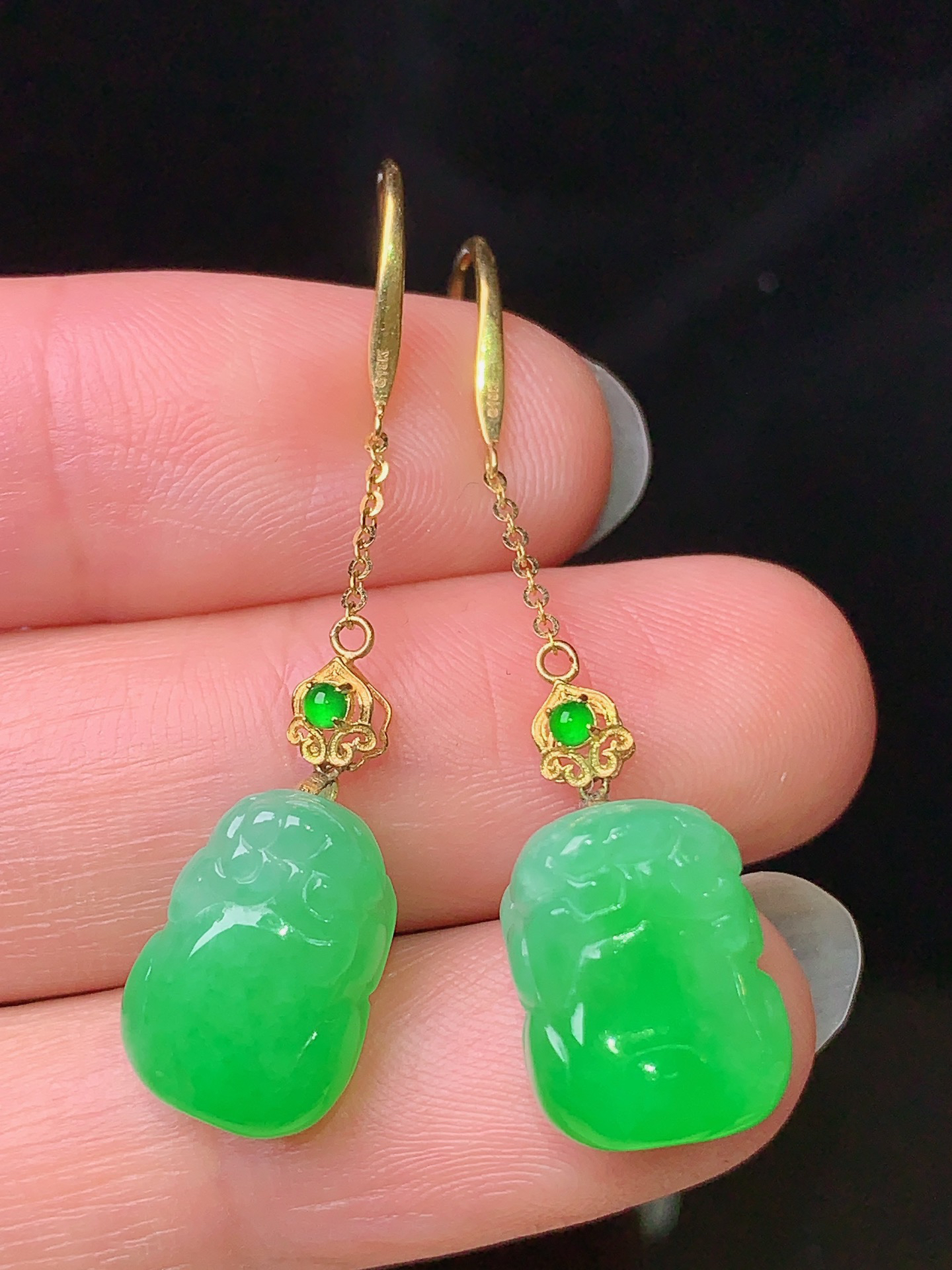 18k金镶嵌翠绿貔貅耳坠 玉质细腻 色泽艳丽清新 水润亮眼 整体尺寸39.2*9.7*7