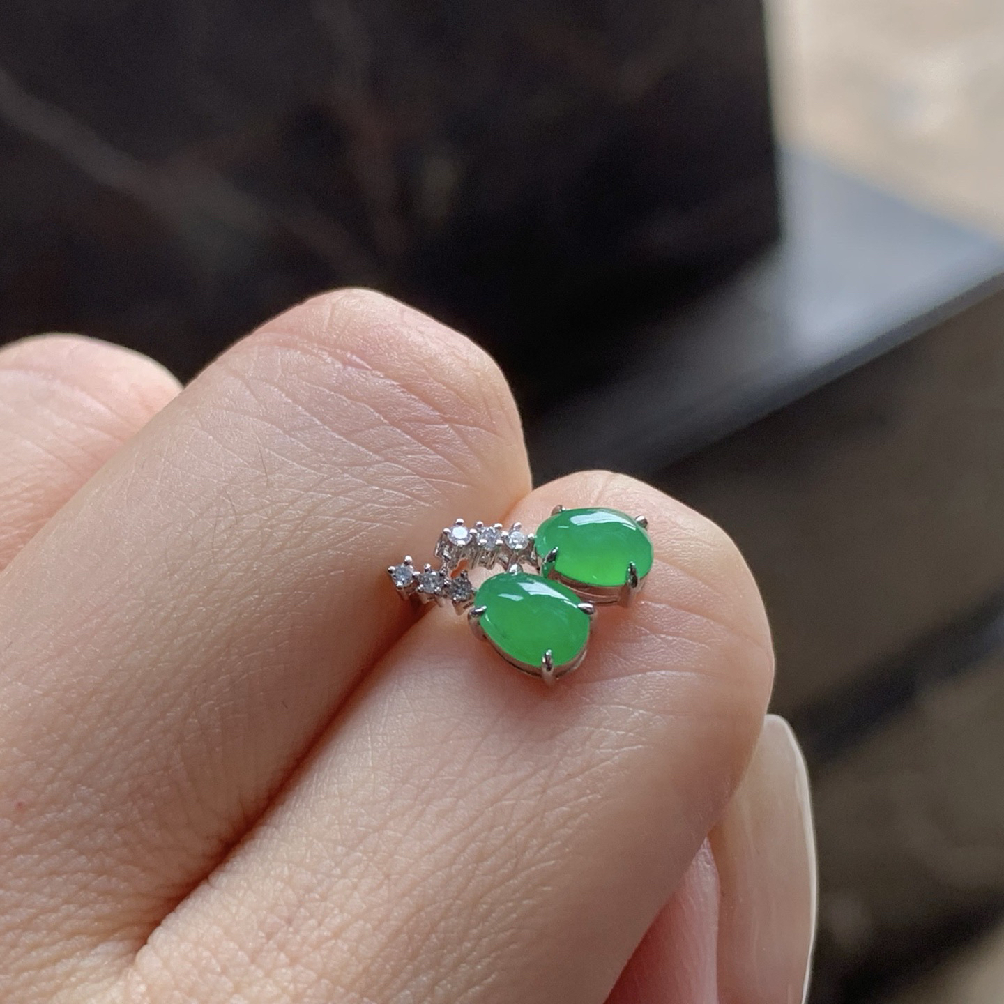 满色耳钉
种色俱佳 真金镶嵌