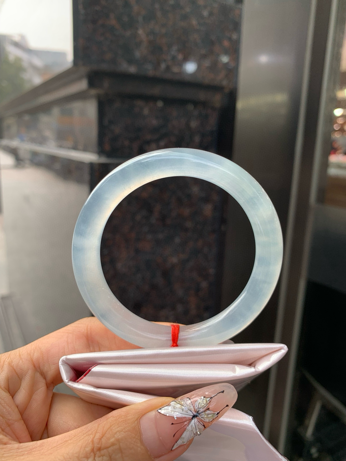 冰蓝圆条
55.2-9.1-9.1
打灯细纹，底妆冰润细腻，千变万化的冰晴蓝底色，拥有海的颜色，却散发着星空的光芒，这是一只来自冰川蓝的清冷气质仙女镯。