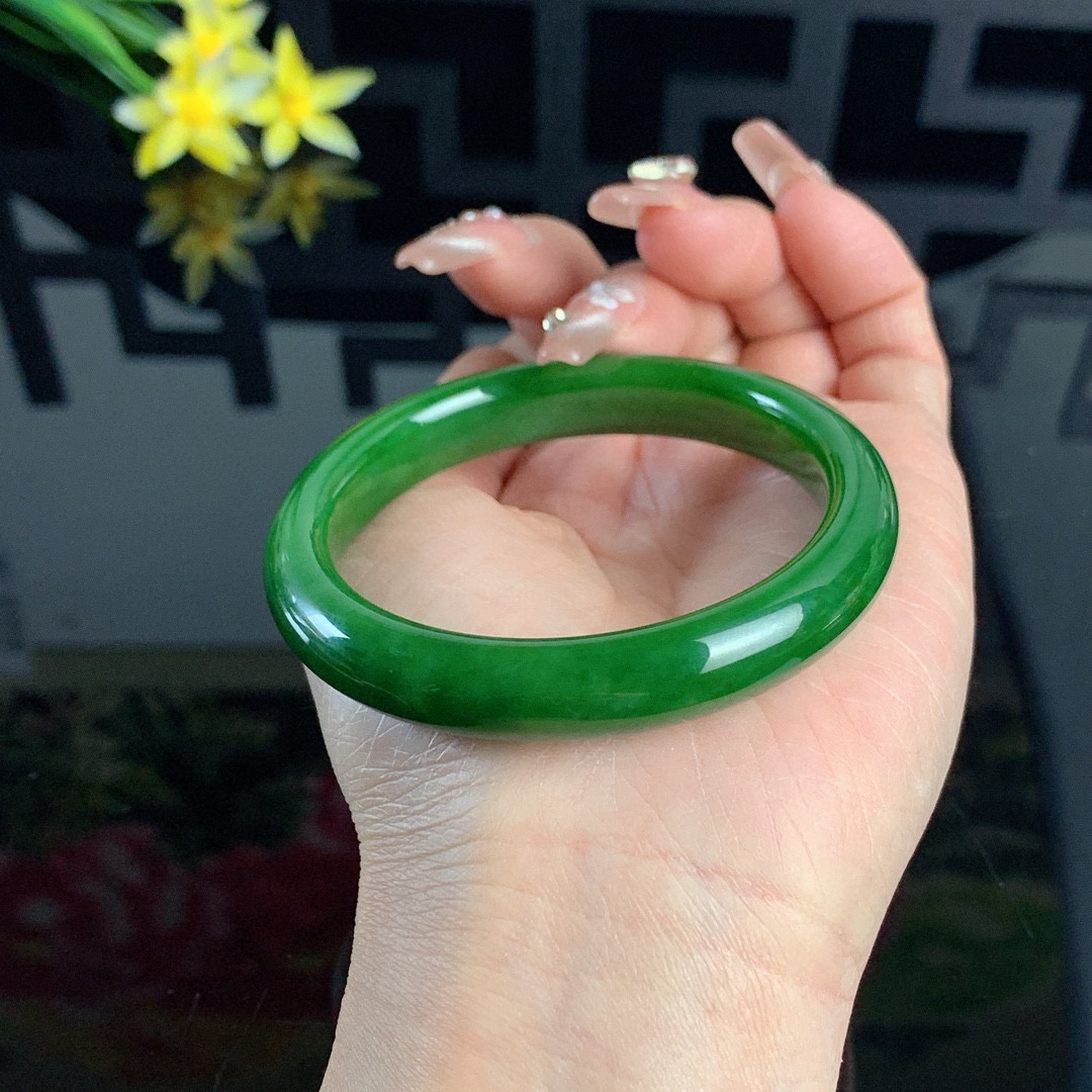 传家宝，和田玉55.5圈口阳绿色碧玉手镯！玉质细腻油润 底色纯净 无裂无棉 脂粉好，品质高。