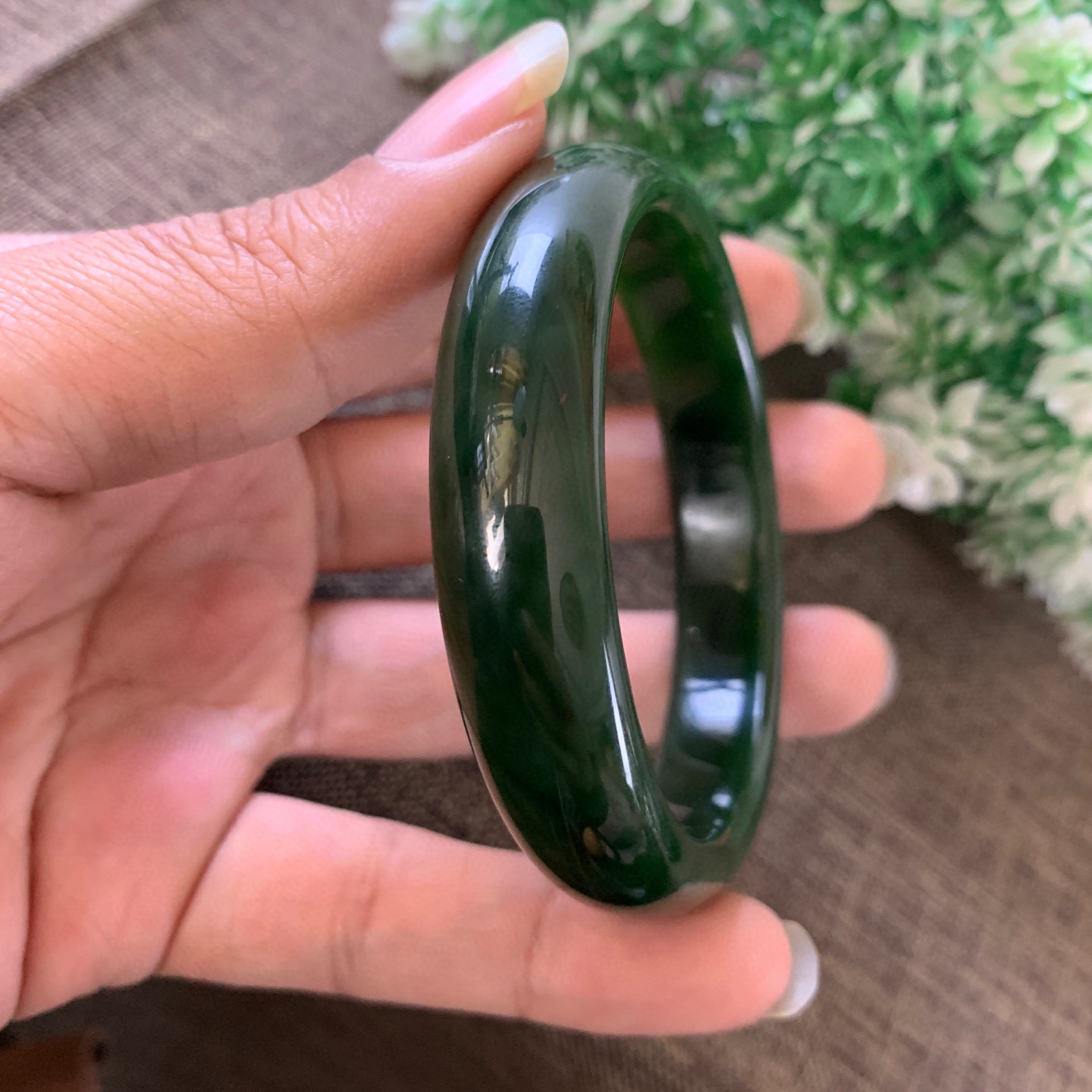 新疆和田玉碧玉59圈口菠菜绿碧玉手镯【挽间柔情】，镯型古朴典雅。在诗情画意的雨巷相遇，你是我腕间的一抹风情，有你眸有深情.清风荡漾湖间静水，我愿俯身低眉，在烟波涟漪处寻