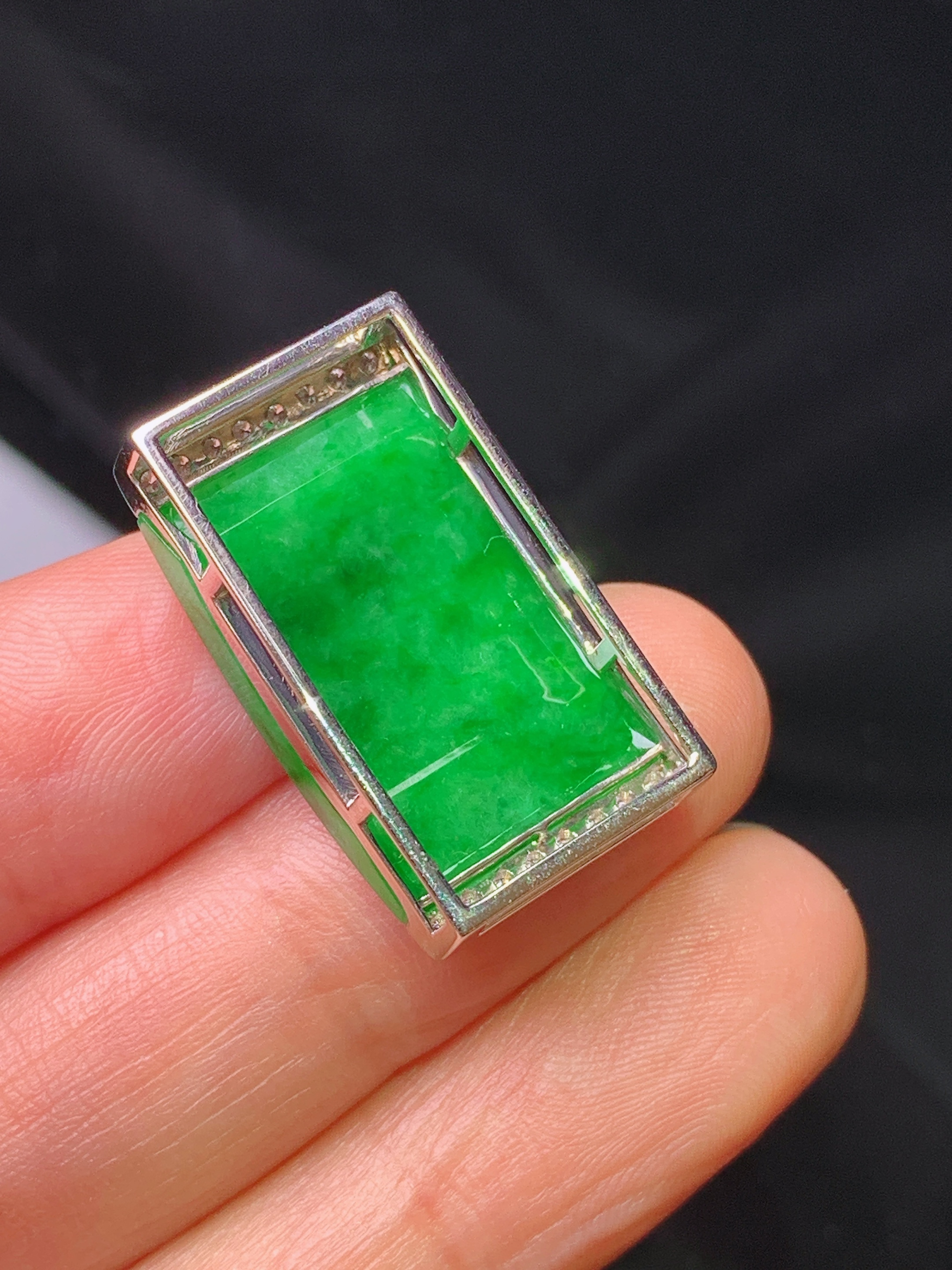 18k金钻镶嵌满绿无事牌吊坠 玉质细腻 色泽艳丽清新 水润亮眼 整体尺寸25*14*7.5