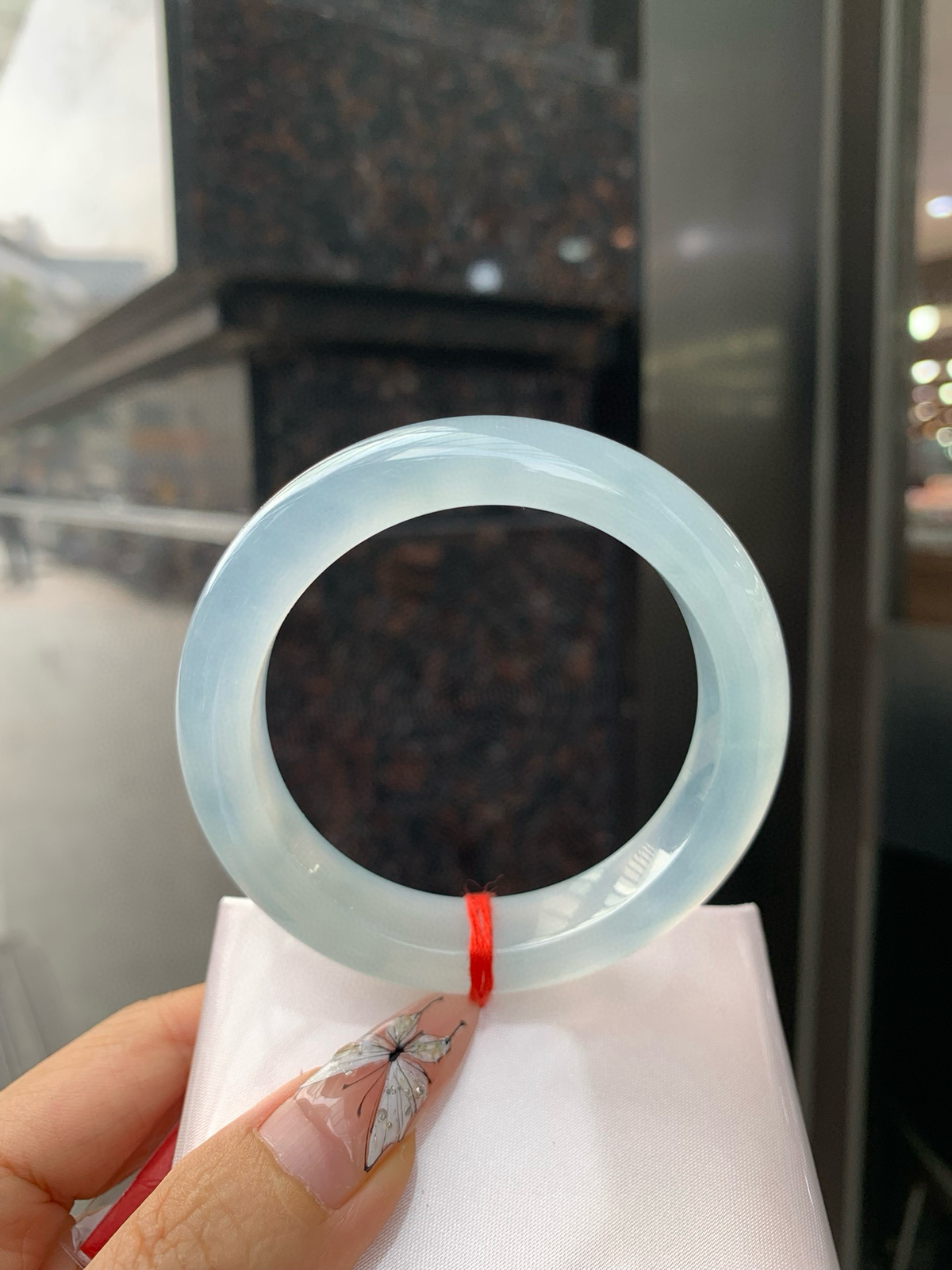 冰蓝正圈
53.3-8.7-12.9
打灯小细纹，底妆冰润细腻，千变万化的冰晴蓝底色，拥有海的颜色，却散发着星空的光芒，这是一只来自冰川蓝的清冷气质仙女镯。