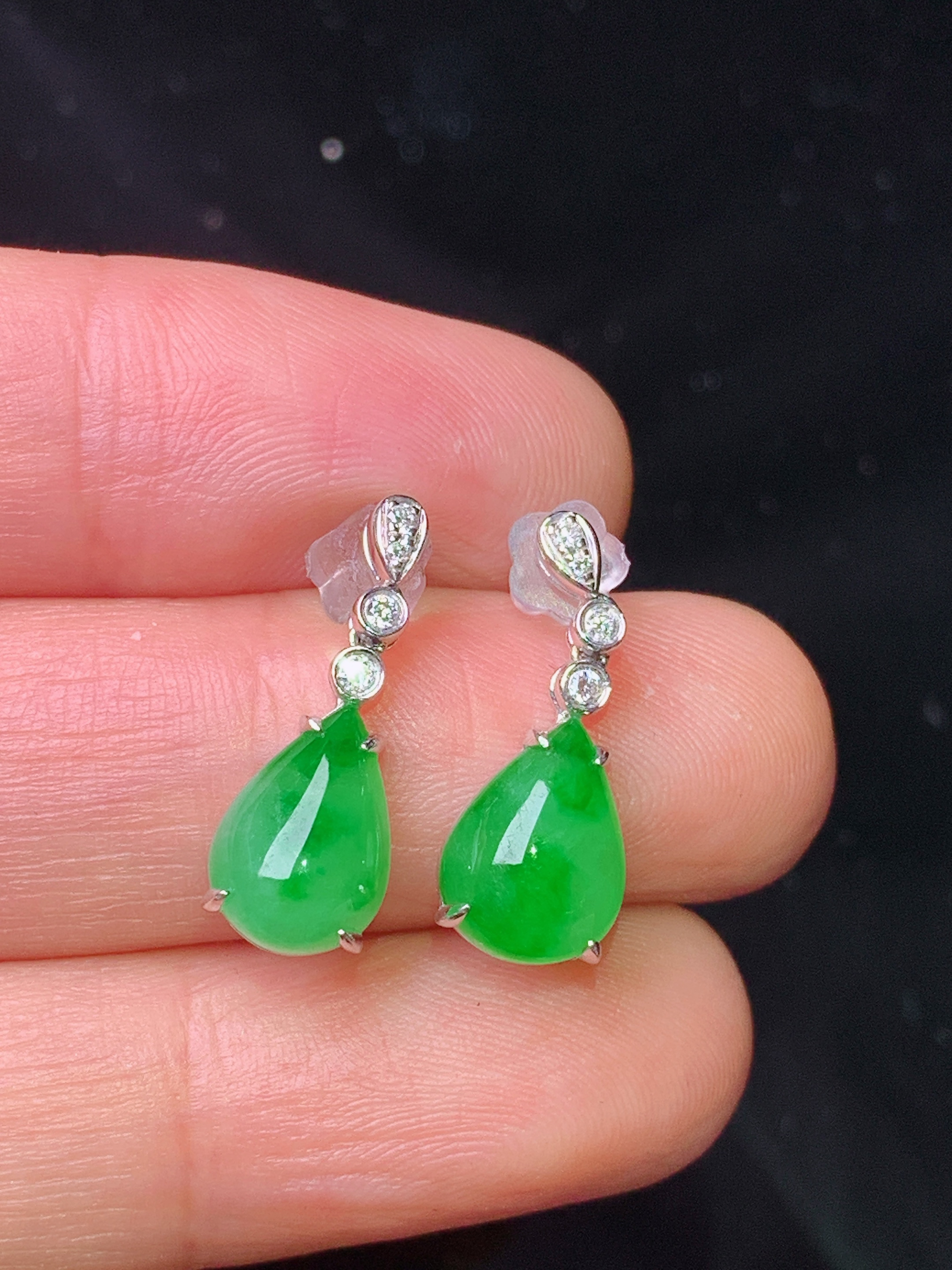 18k金钻镶嵌翠绿水滴耳坠 玉质细腻 色泽艳丽清新 水润亮眼 整体尺寸18.2*7.2*4.2