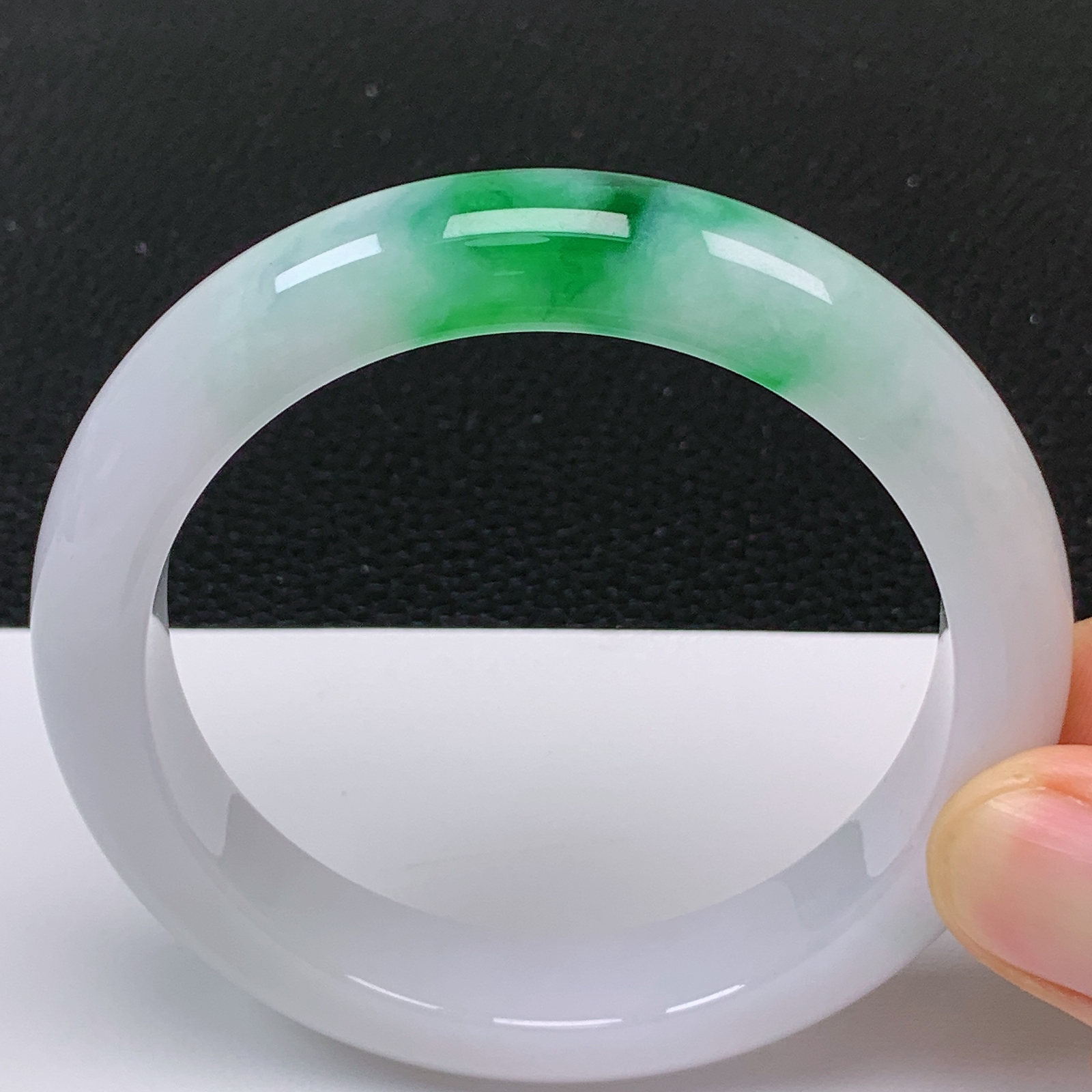 58～59圈口 缅甸翡翠A货老坑白底青飘阳绿手镯 尺寸58.2*12.8*9.1mm