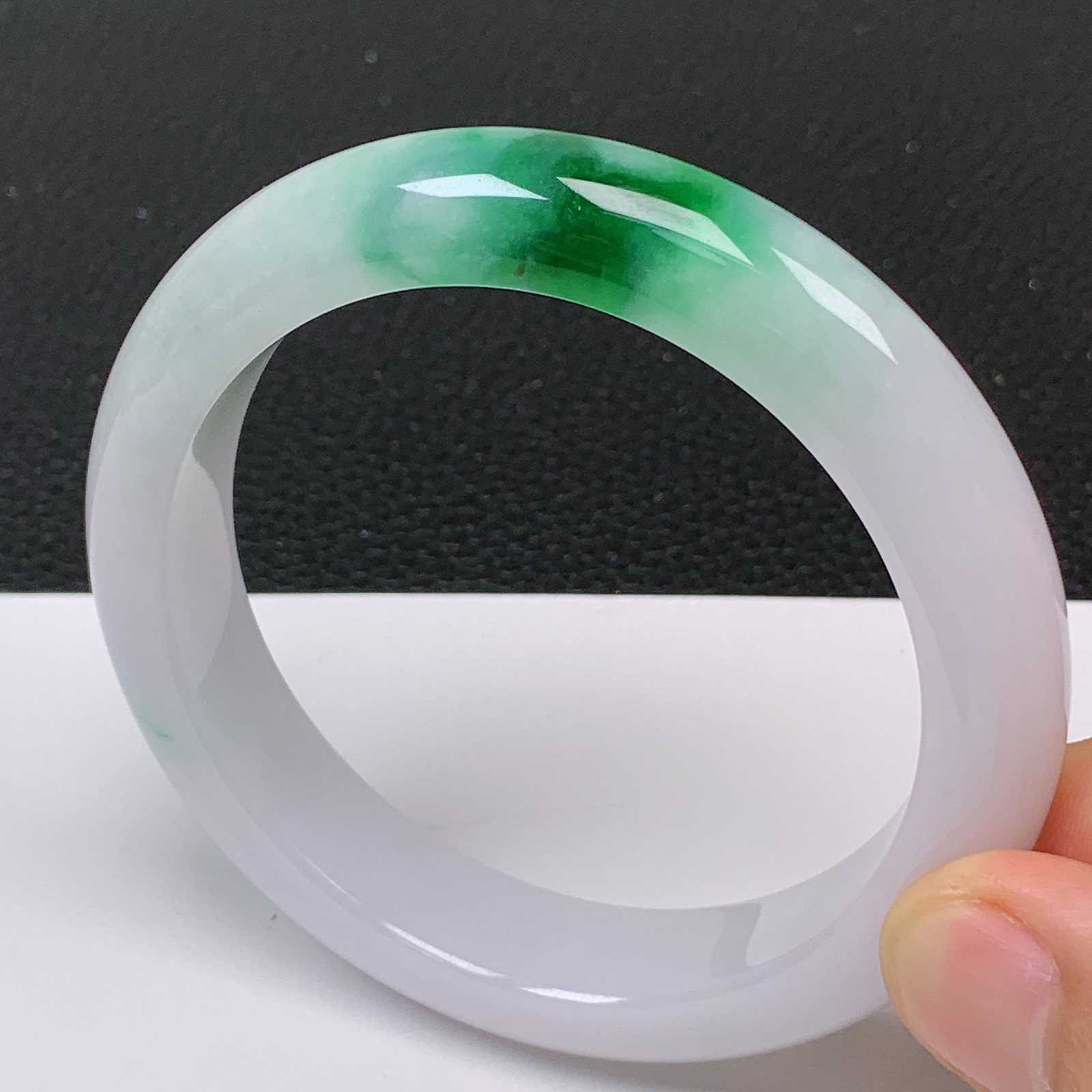 58～59圈口 缅甸翡翠A货老坑白底青飘阳绿手镯 尺寸58.2*12.8*9.1mm