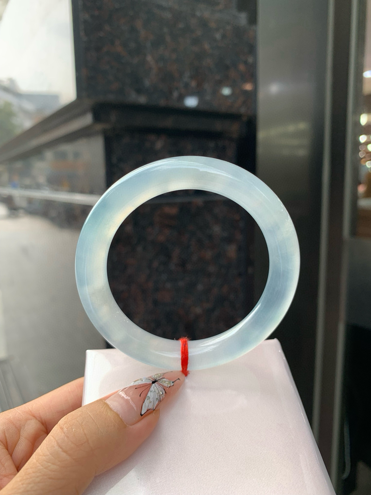 冰蓝圆条
55.5-9.7-9.9
打灯牛毛纹，底妆冰润细腻，千变万化的冰晴蓝底色，拥有海的颜色，却