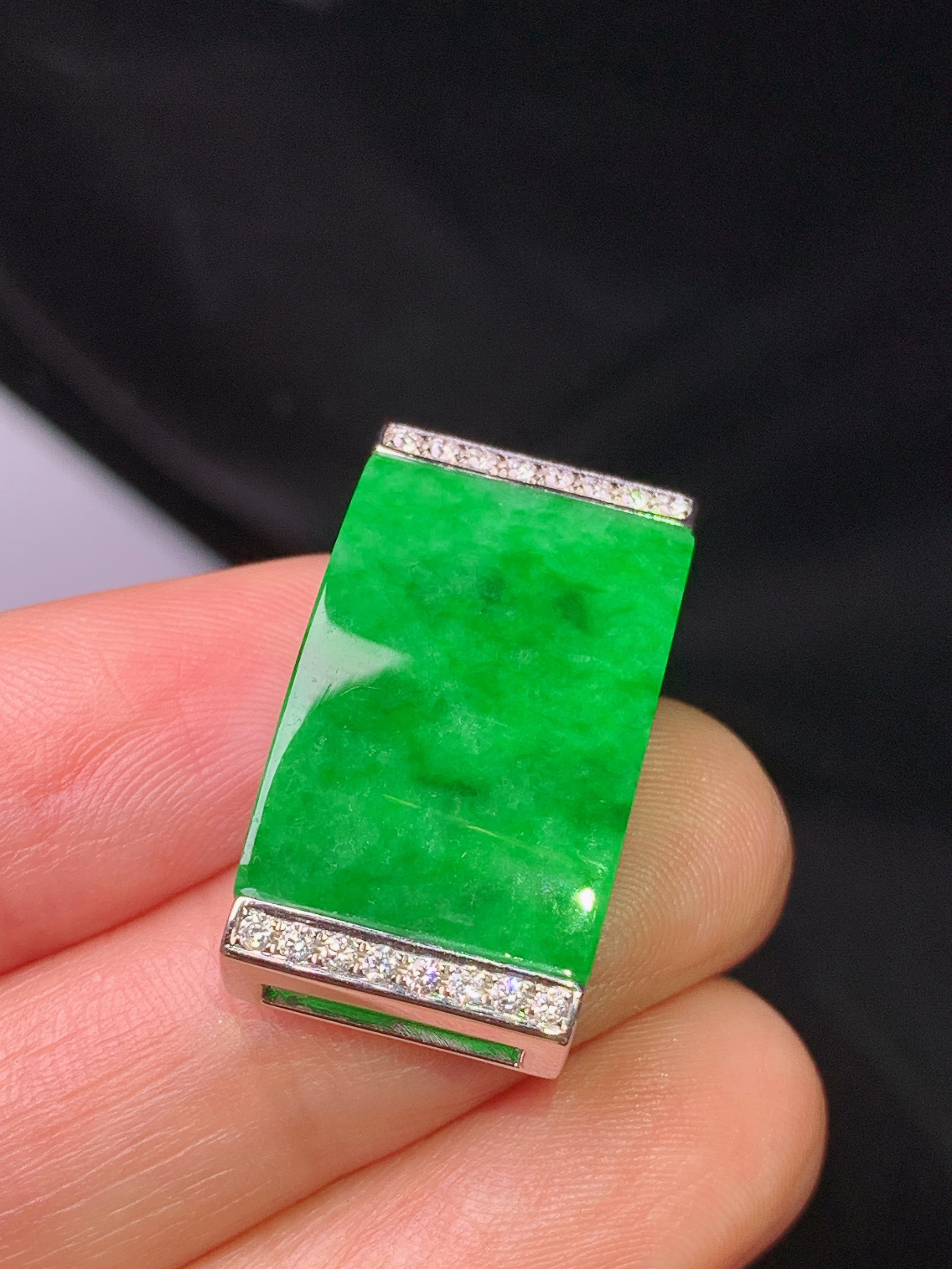 18k金钻镶嵌满绿无事牌吊坠 玉质细腻 色泽艳丽清新 水润亮眼 整体尺寸25*14*7.5