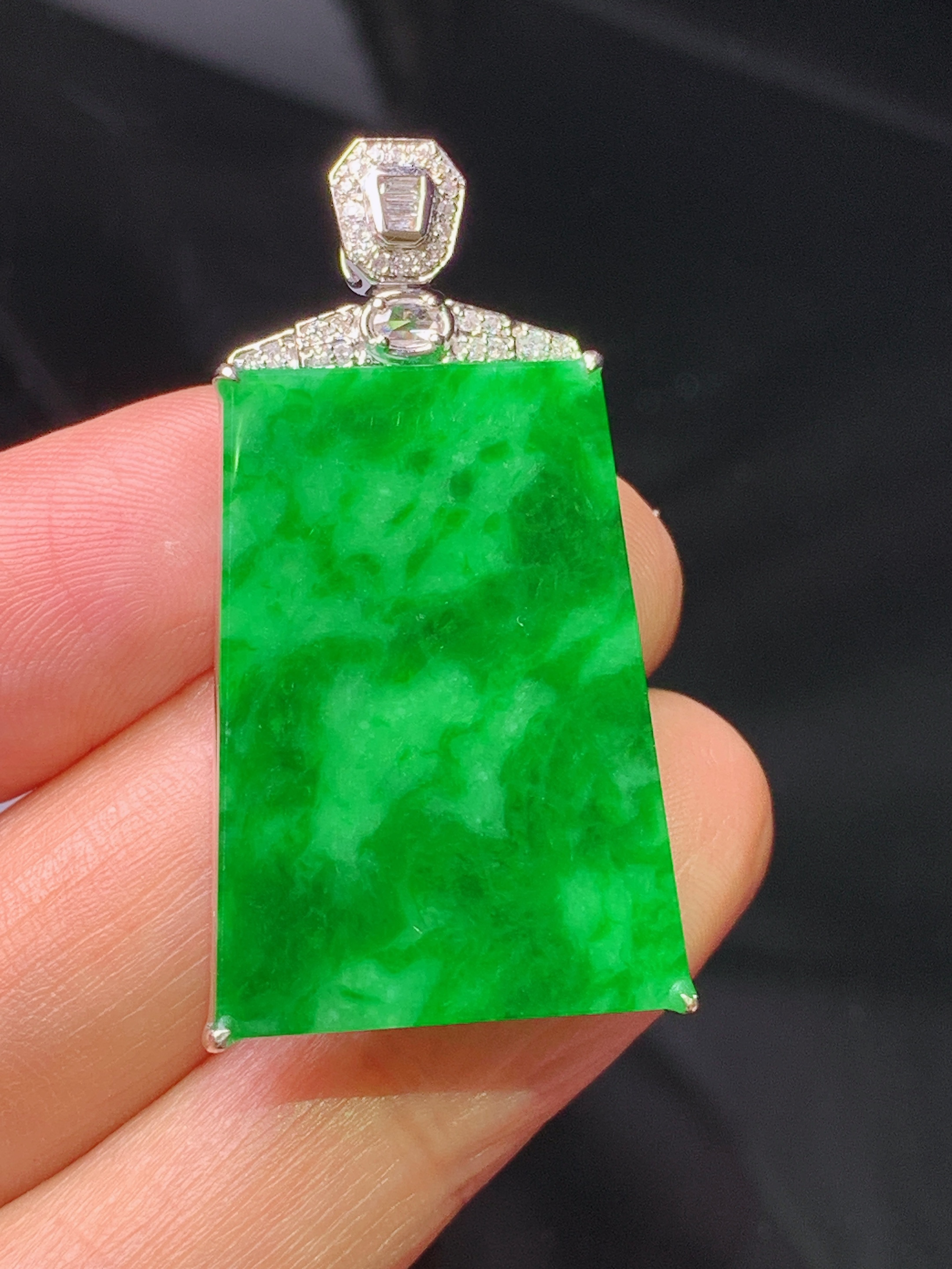 18k金钻镶嵌满绿无事牌吊坠 玉质细腻 色泽艳丽清新 水润亮眼 整体尺寸39.2*20*5.3