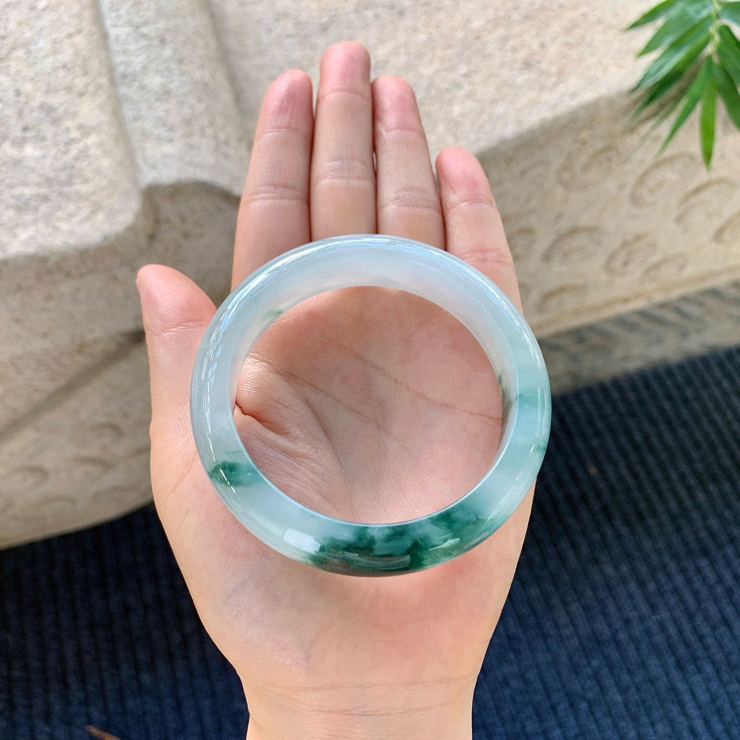 56.2/13.6/8.5冰糯飘花，水润，种老，细腻，无纹裂！