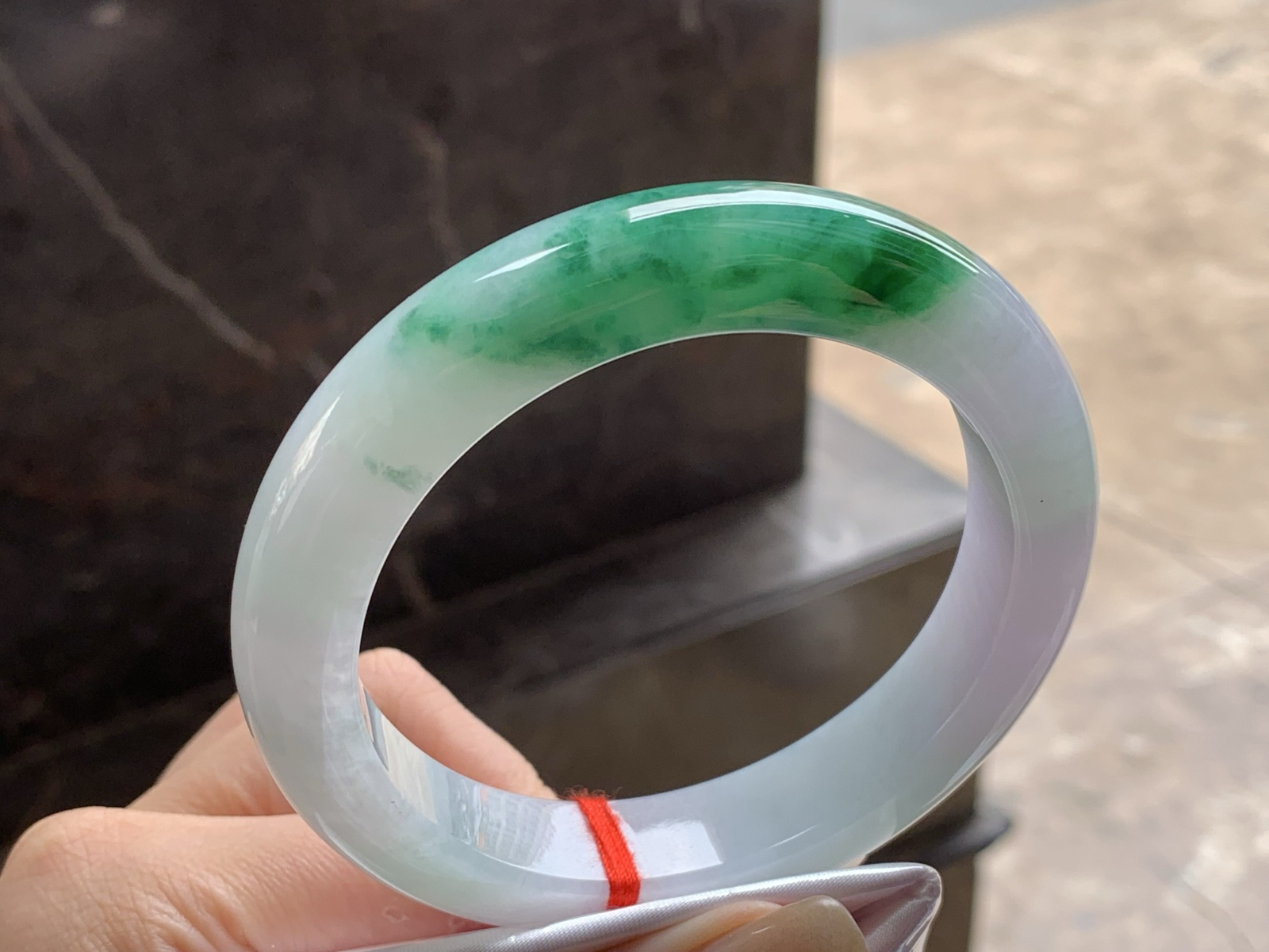 带色大圈手镯
颜色漂亮 64.7/14/10.8mm