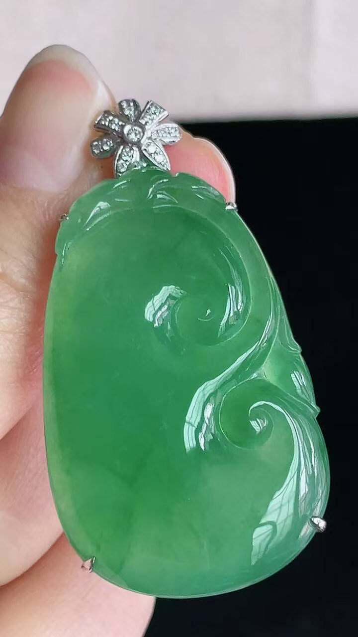 【翡翠名称】老坑种18K镶冰绿如意吊坠
【翡翠尺寸】含金47.5/25/6.6mm
【翡翠描述】宝贝种老水足，玉质细腻，色泽靓丽，性价比高，佩戴效果好！
【其它赠送】权威证书/精美挂绳盒子/支持全国复检