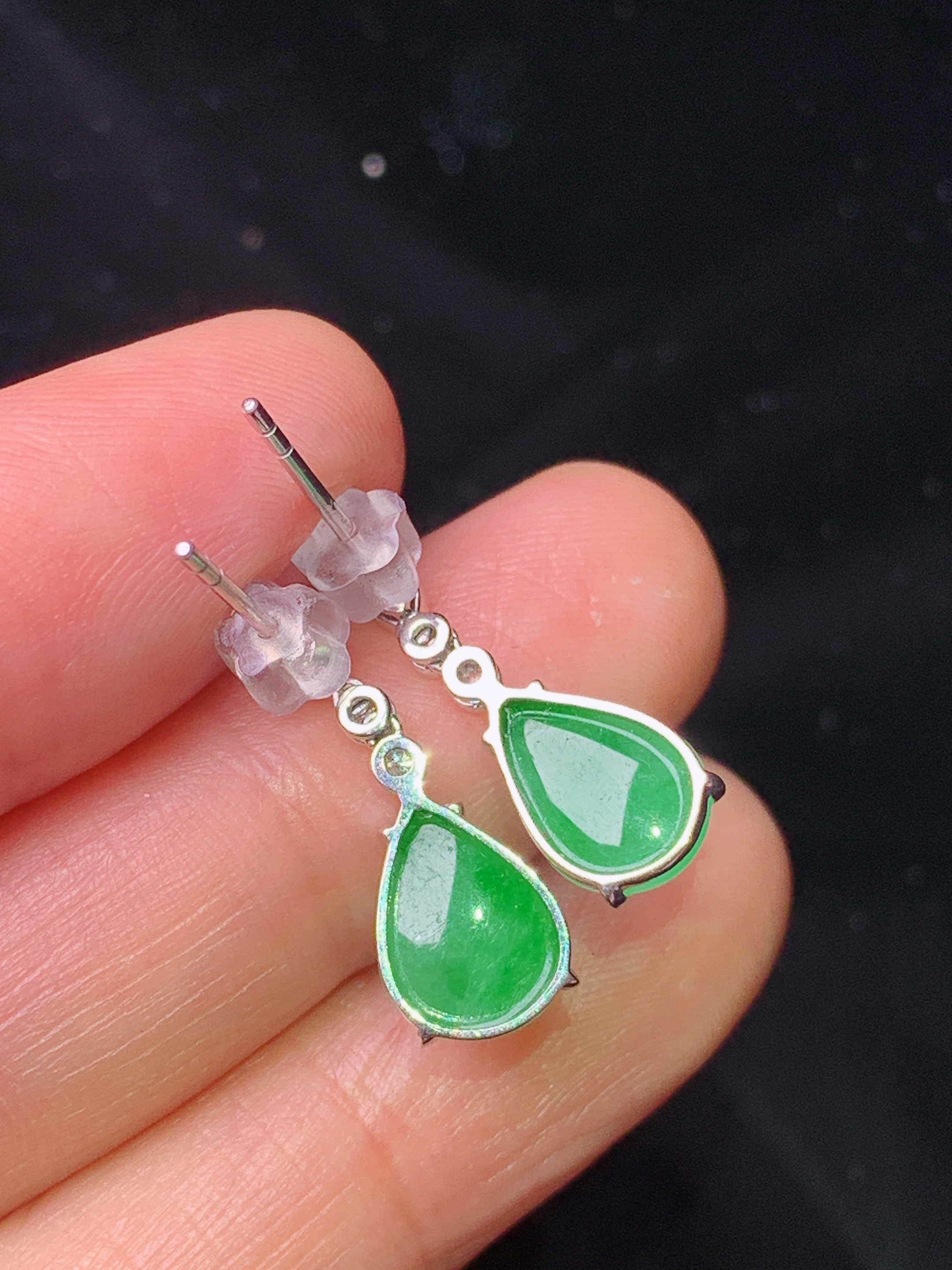 18k金钻镶嵌翠绿水滴耳坠 玉质细腻 色泽艳丽清新 水润亮眼 整体尺寸18.2*7.2*4.2