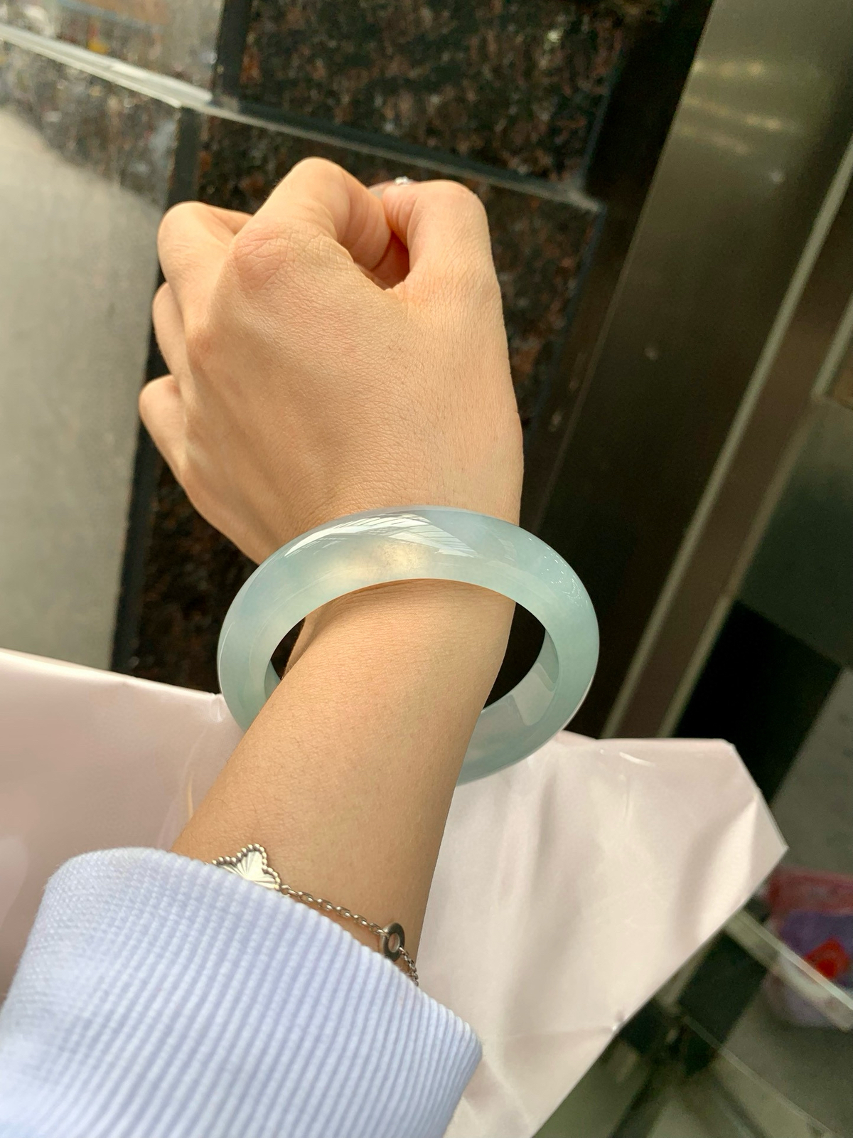 冰蓝宽版正圈
57-9.2-14.7
打灯多出细纹需要包容，底妆冰润细腻，千变万化的冰晴蓝底色，拥有海的颜色，却散发着星空的光芒，这是一只来自冰川蓝的清冷气质仙女镯。