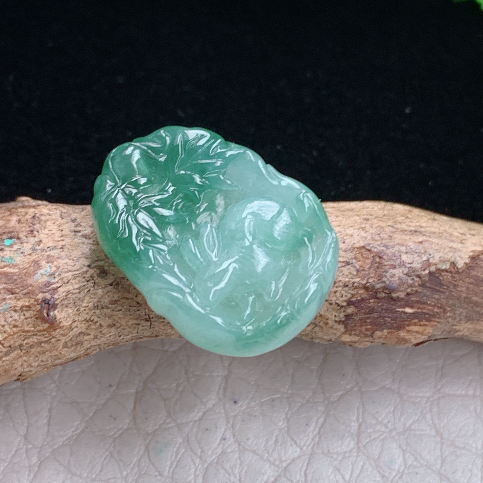 ktj实拍19.3*14.8*5.5缅甸天然翡翠冰飘花宝宝款生肖兔子玉项坠 玉挂件