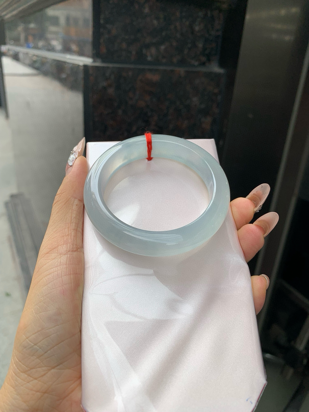 冰蓝正圈
53.3-8.7-12.9
打灯小细纹，底妆冰润细腻，千变万化的冰晴蓝底色，拥有海的颜色，却散发着星空的光芒，这是一只来自冰川蓝的清冷气质仙女镯。