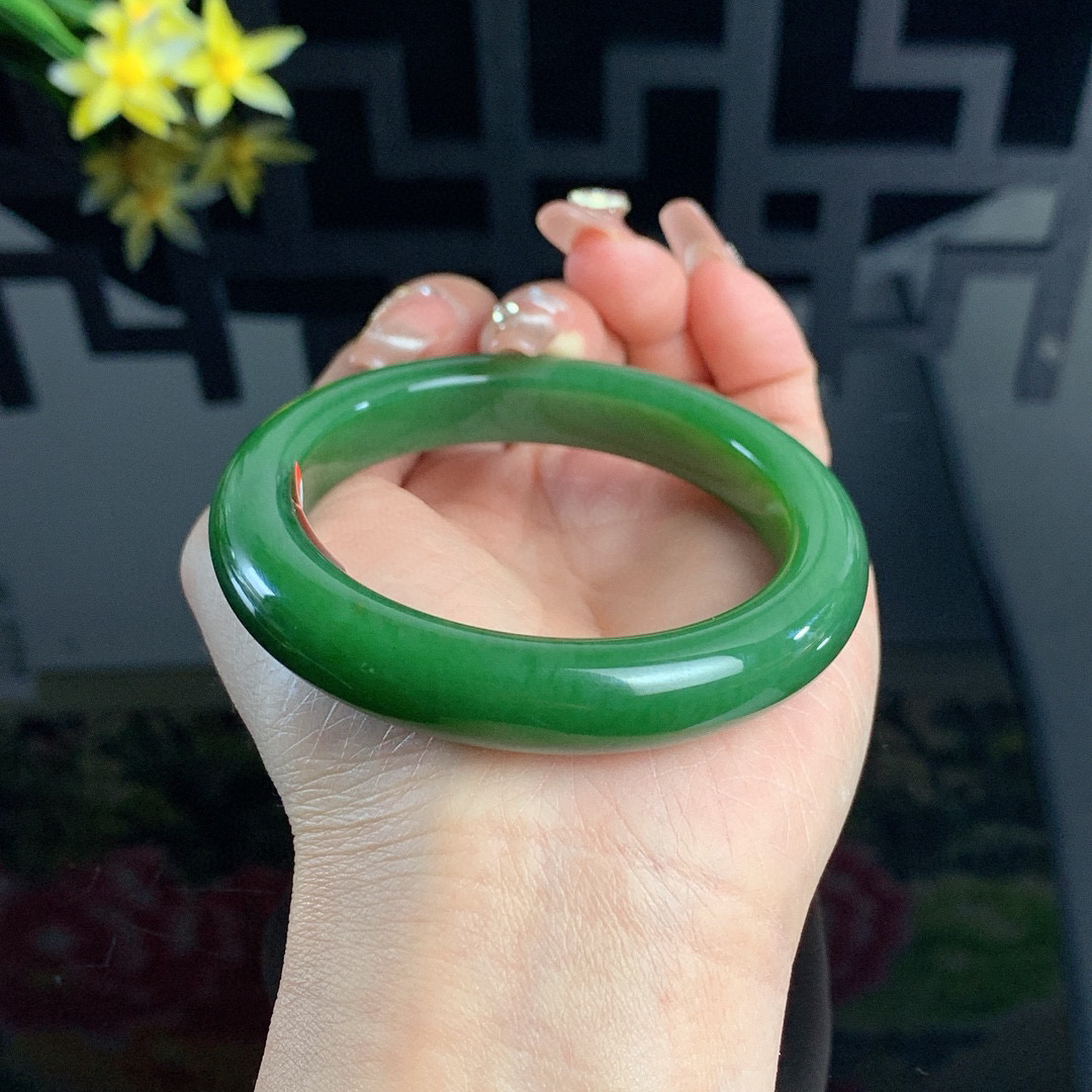 土豪款，和田玉56.5圈口菠菜绿碧玉手镯！玉质细腻油润 底色纯净 无裂无杂 脂粉好，品质高。