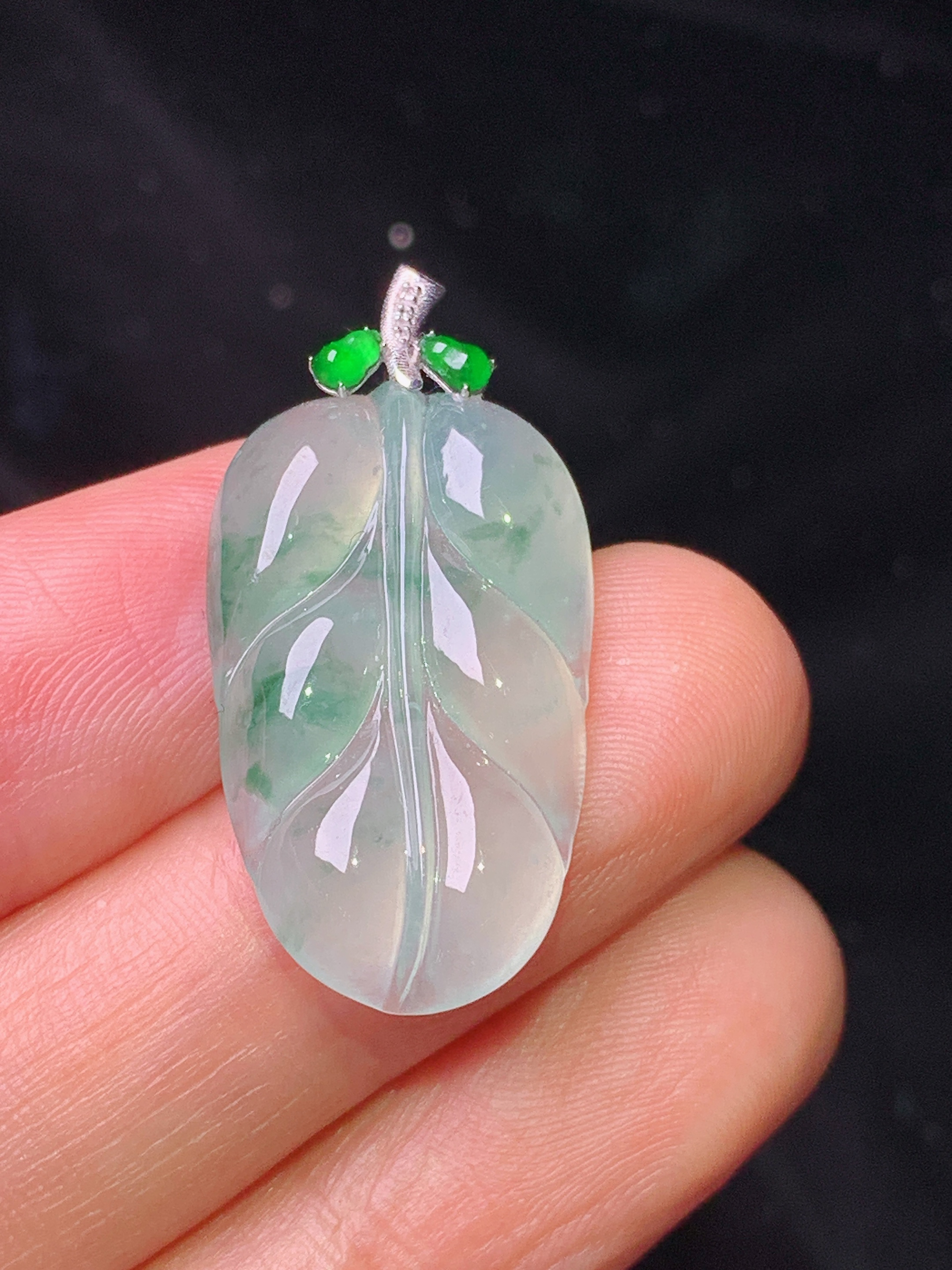 18k金钻镶嵌冰种飘绿树叶吊坠 玉质细腻 色泽艳丽清新 水润亮眼 整体尺寸30.3*15.1*4.5