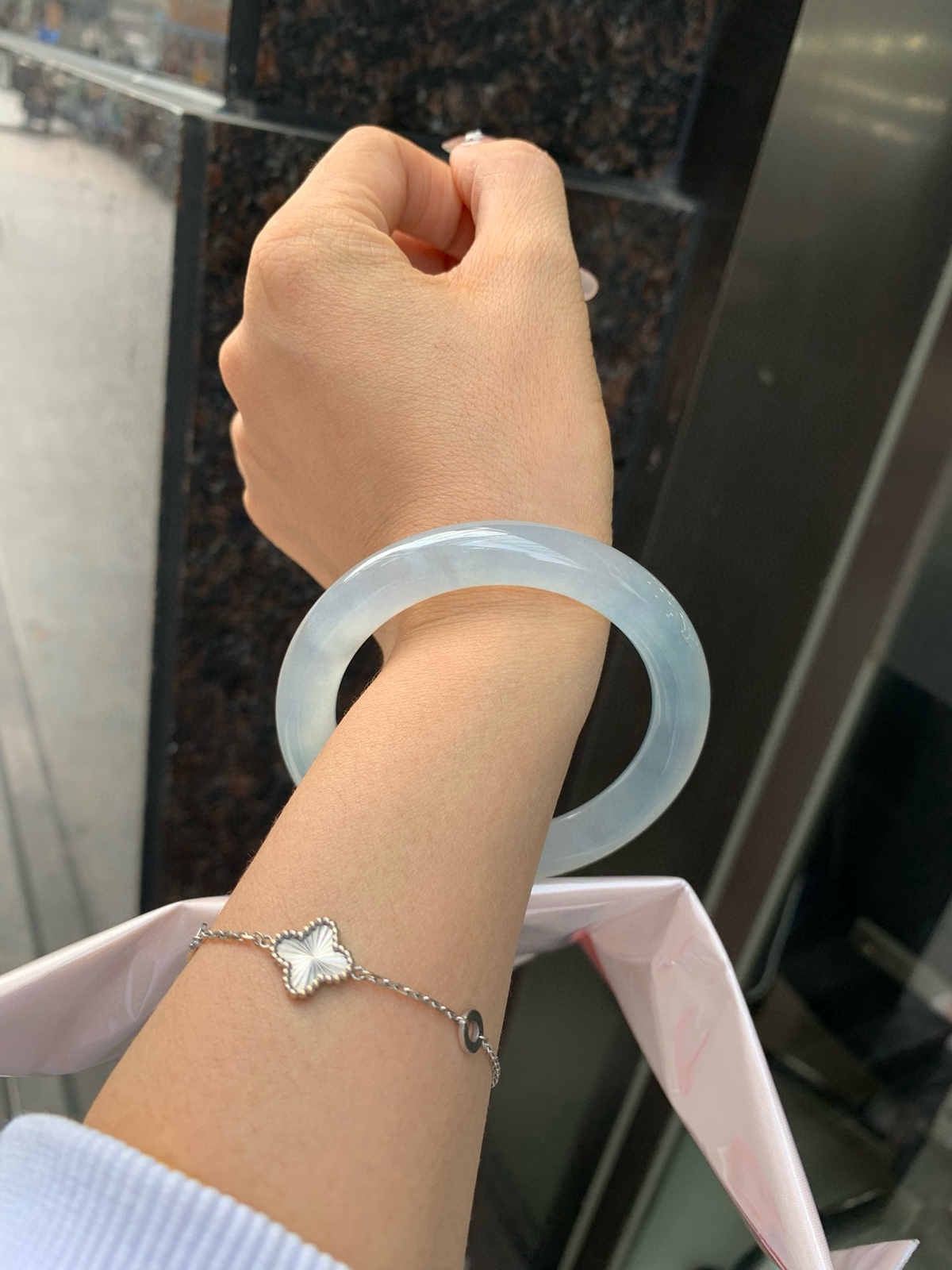 冰蓝圆条
55.5-9.7-9.9
打灯牛毛纹，底妆冰润细腻，千变万化的冰晴蓝底色，拥有海的颜色，却散发着星空的光芒，这是一只来自冰川蓝的清冷气质仙女镯。