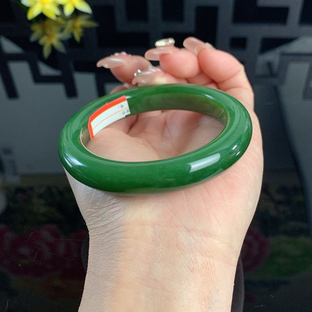 土豪款，和田玉56.5圈口菠菜绿碧玉手镯！玉质细腻油润 底色纯净 无裂无杂 脂粉好，品质高。