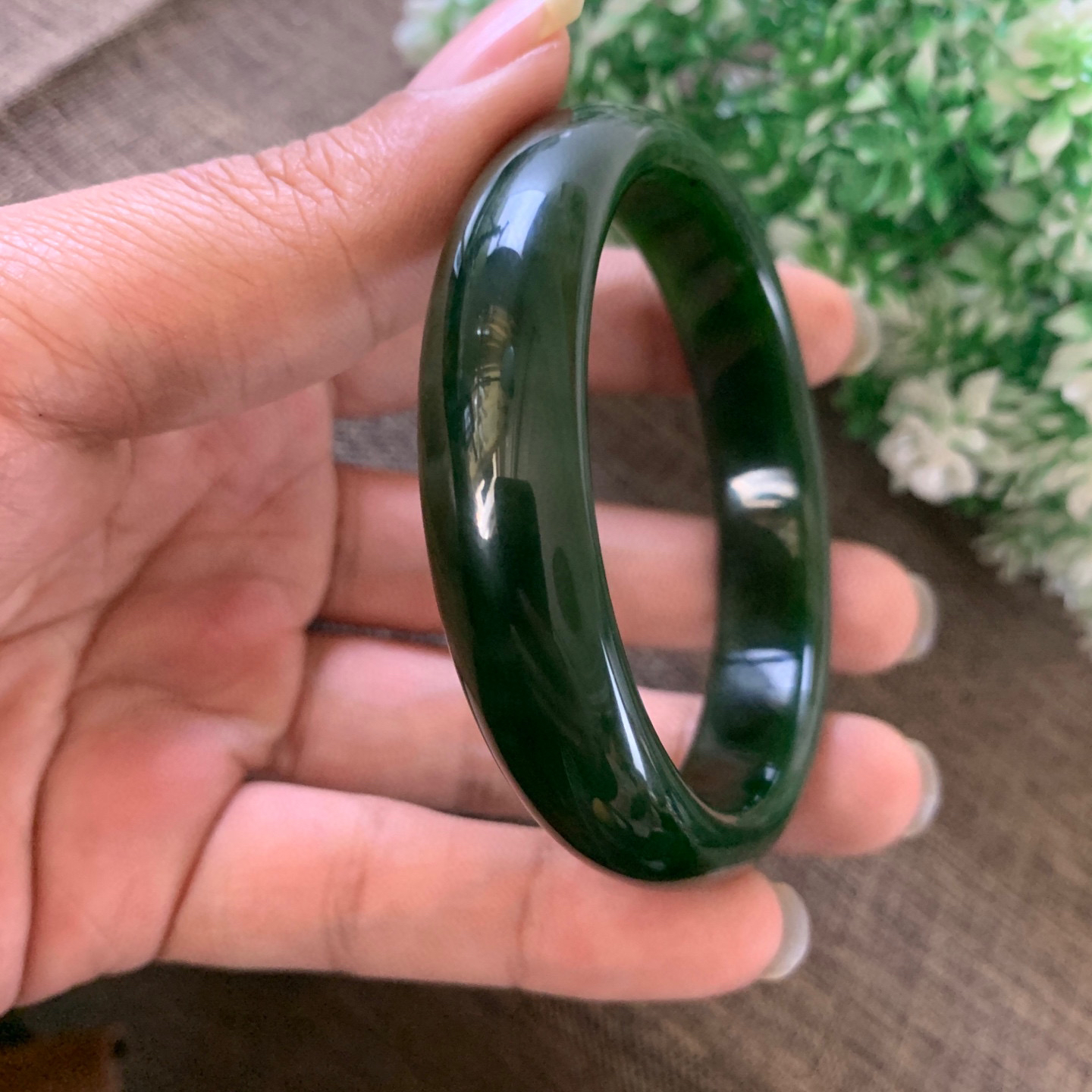 新疆和田玉碧玉59圈口菠菜绿碧玉手镯【挽间柔情】，镯型古朴典雅。在诗情画意的雨巷相遇，你是我腕间的一抹风情，有你眸有深情.清风荡漾湖间静水，我愿俯身低眉，在烟波涟漪处寻