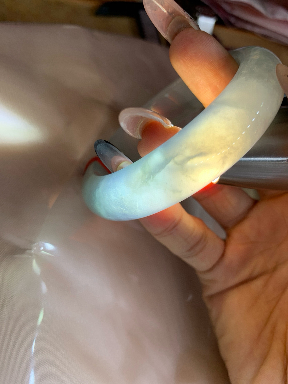 冰蓝宽版正圈
57-9.2-14.7
打灯多出细纹需要包容，底妆冰润细腻，千变万化的冰晴蓝底色，拥有海的颜色，却散发着星空的光芒，这是一只来自冰川蓝的清冷气质仙女镯。