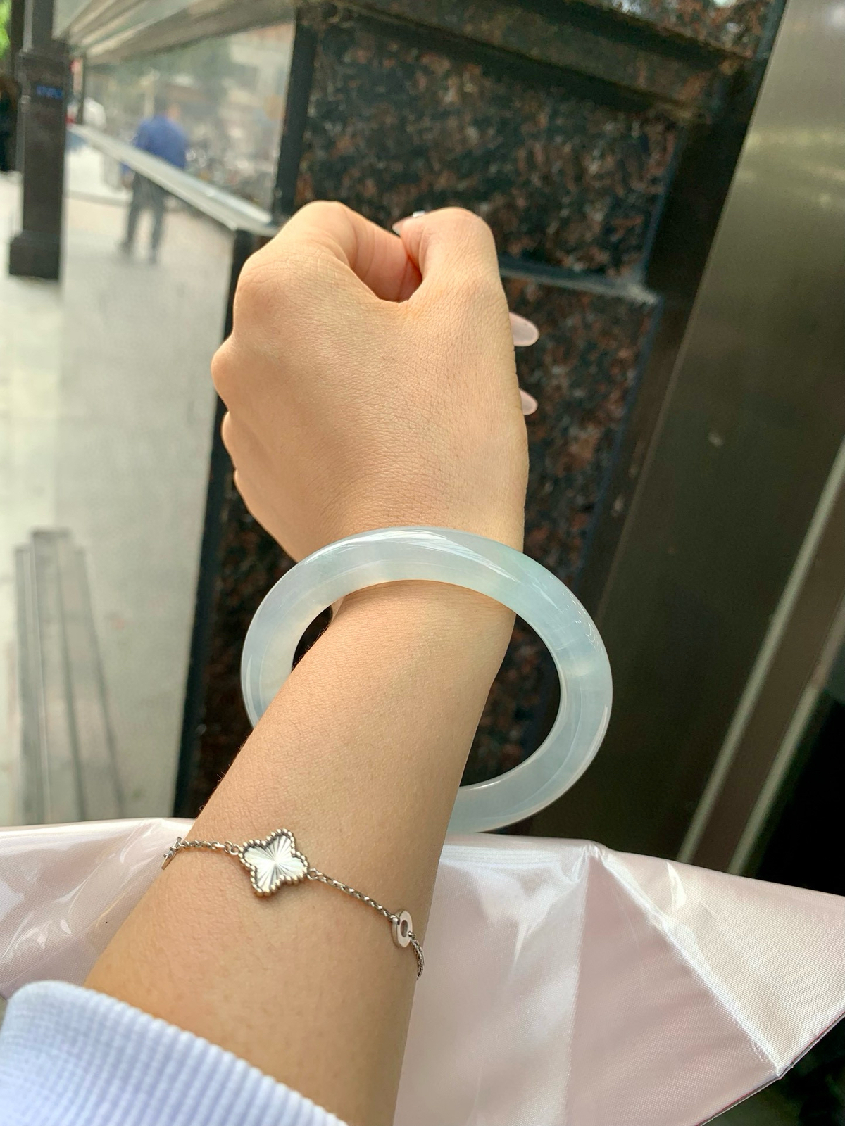 冰蓝圆条
55.5-9.7-9.9
打灯牛毛纹，底妆冰润细腻，千变万化的冰晴蓝底色，拥有海的颜色，却散发着星空的光芒，这是一只来自冰川蓝的清冷气质仙女镯。