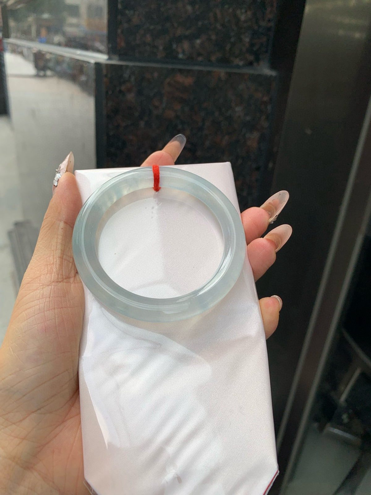 冰蓝圆条
55.2-9.1-9.1
打灯细纹，底妆冰润细腻，千变万化的冰晴蓝底色，拥有海的颜色，却散发着星空的光芒，这是一只来自冰川蓝的清冷气质仙女镯。