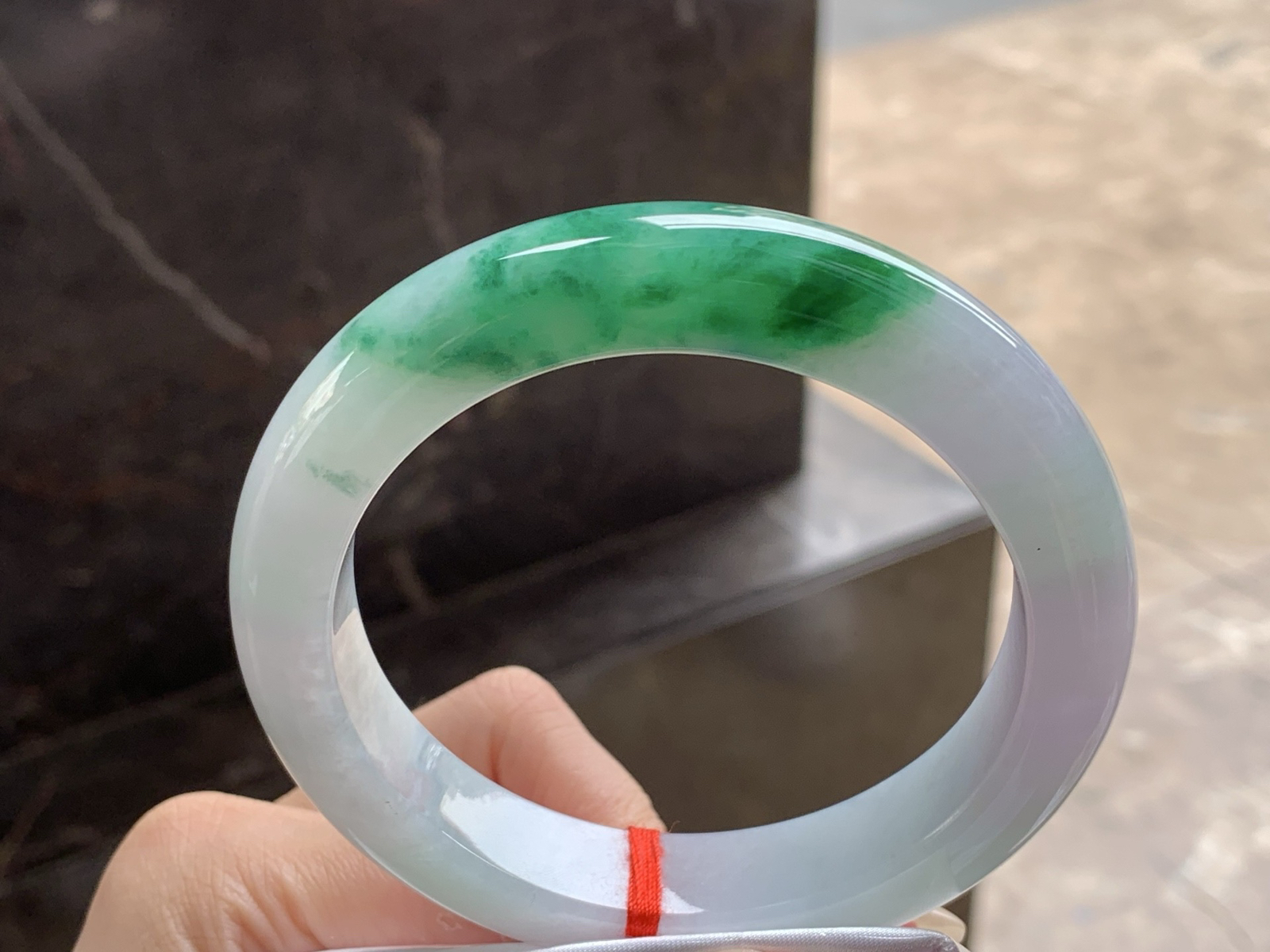 带色大圈手镯
颜色漂亮 64.7/14/10.8mm