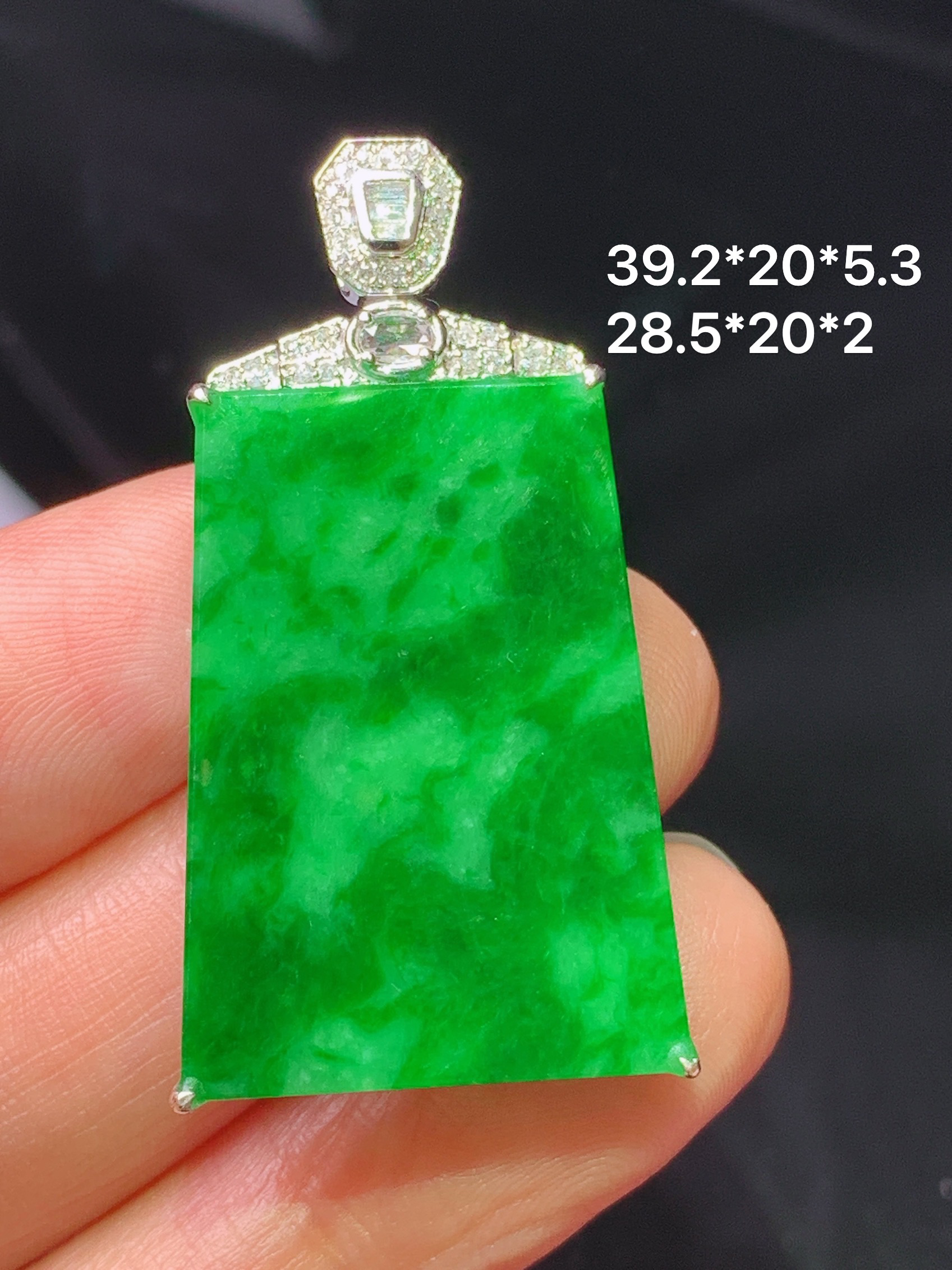 18k金钻镶嵌满绿无事牌吊坠 玉质细腻 色泽艳丽清新 水润亮眼 整体尺寸39.2*20*5.3