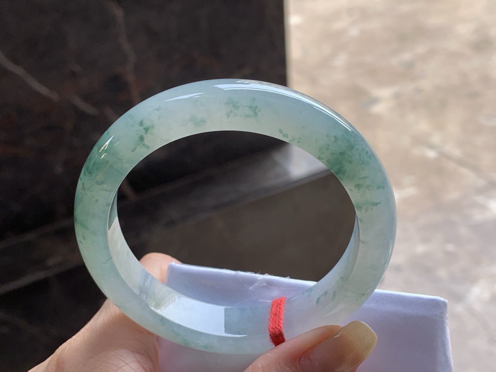 糯冰飘花手镯
种好水润 57.9/12.7/9.5mm