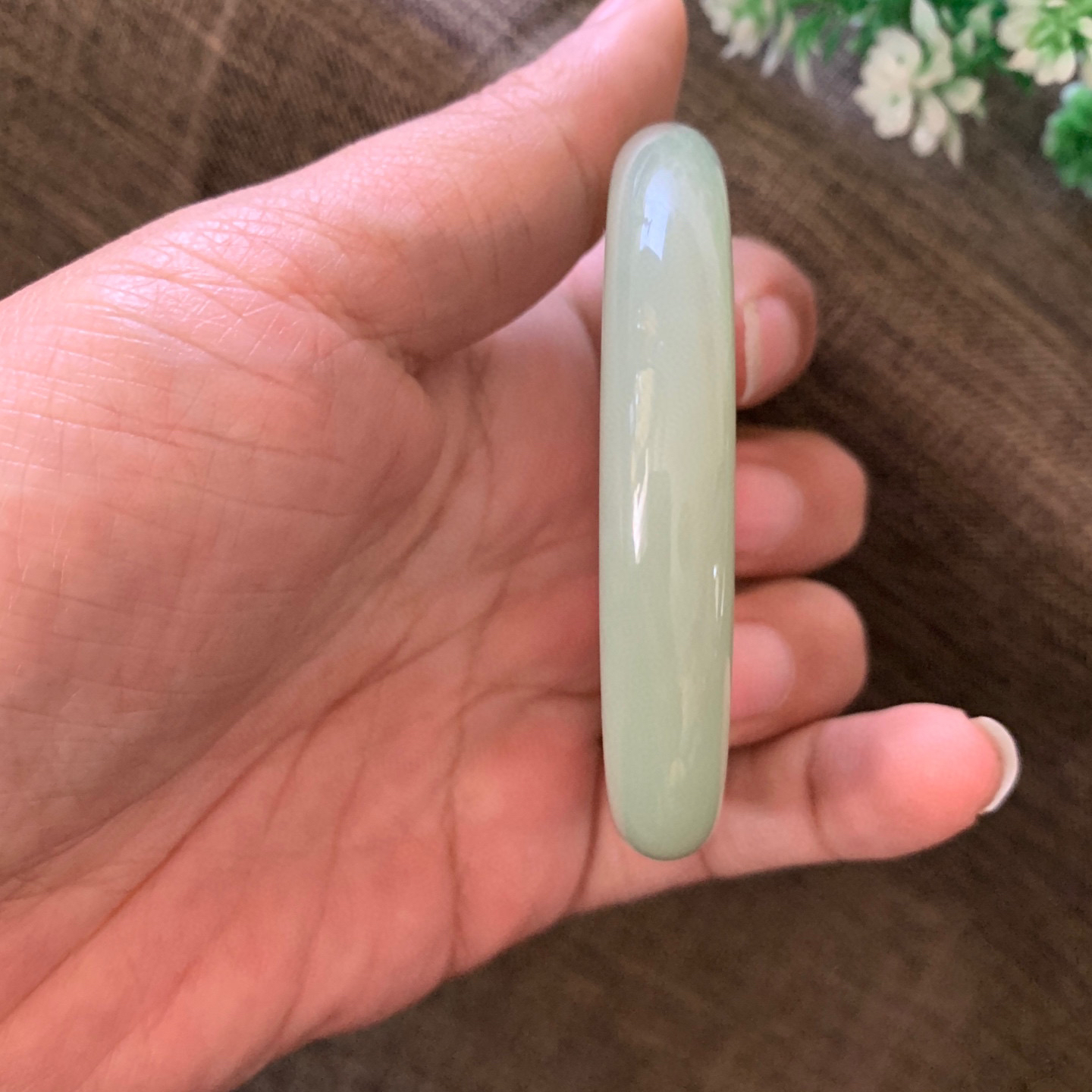 和田玉55.6圈口且末蓝手镯，镯型古朴典雅。在诗情画意的雨巷相遇，你是我腕间的一抹风情，有你眸有深情.清风荡漾湖间静水，我愿俯身低眉，在烟波涟漪处寻