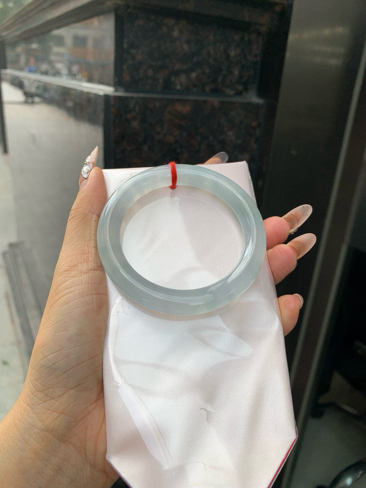 冰蓝圆条
55.5-9.7-9.9
打灯牛毛纹，底妆冰润细腻，千变万化的冰晴蓝底色，拥有海的颜色，却散发着星空的光芒，这是一只来自冰川蓝的清冷气质仙女镯。