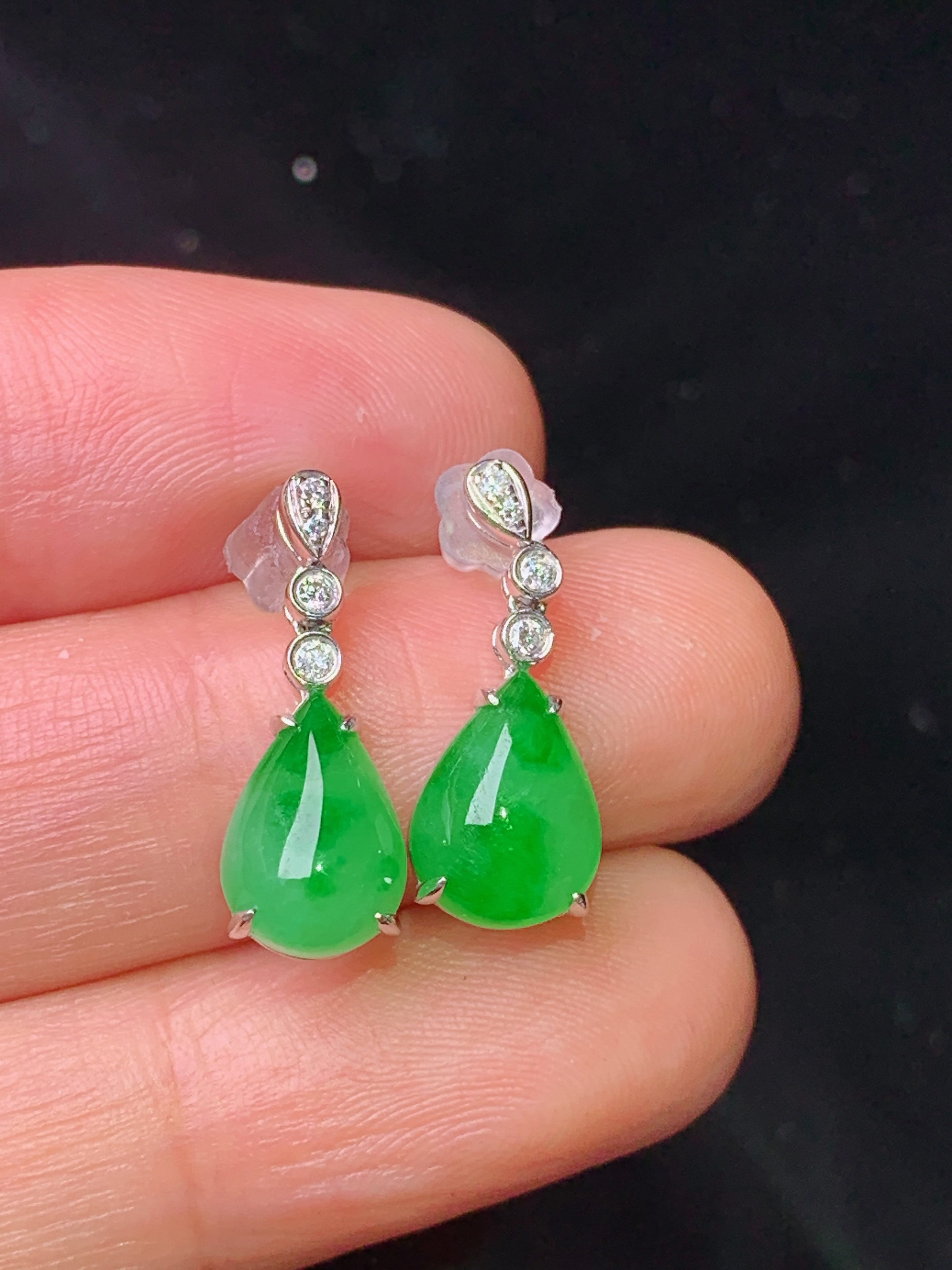 18k金钻镶嵌翠绿水滴耳坠 玉质细腻 色泽艳丽清新 水润亮眼 整体尺寸18.2*7.2*4.2