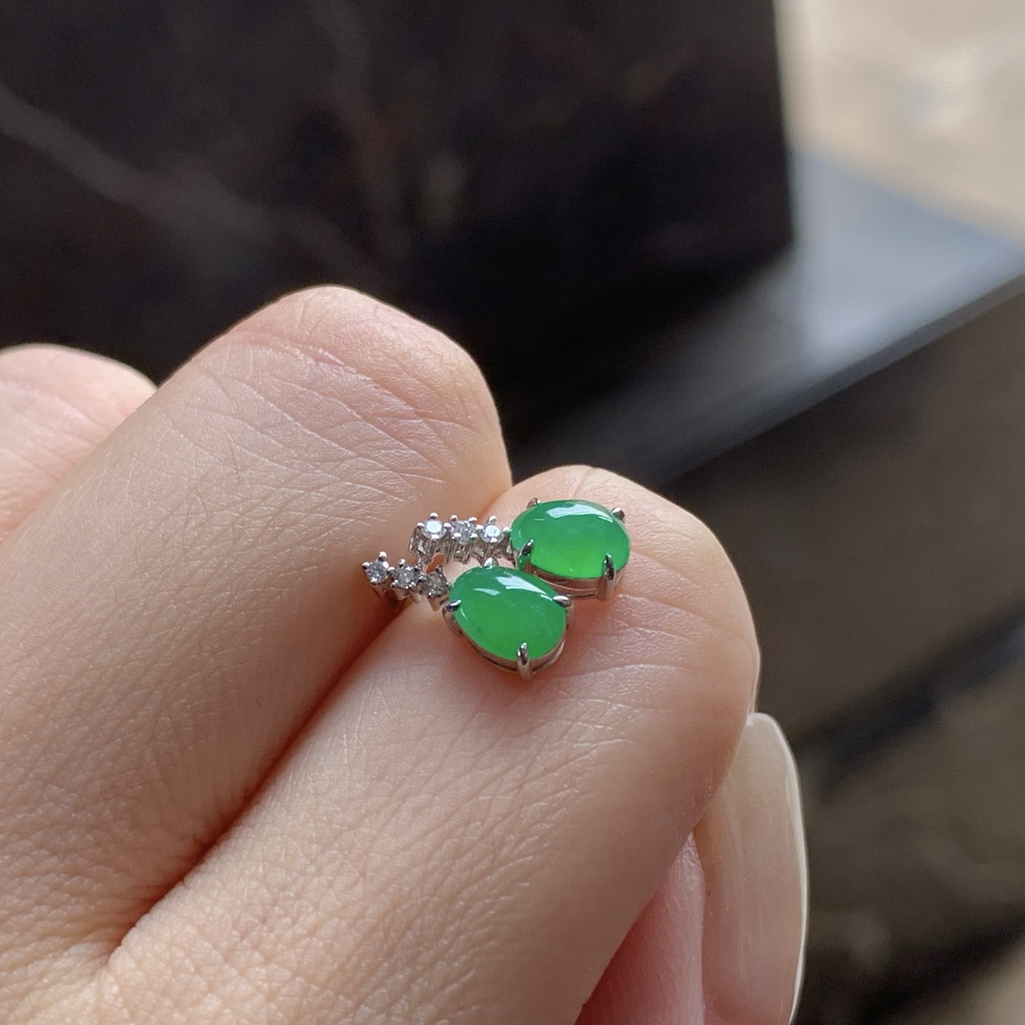 满色耳钉
种色俱佳 真金镶嵌