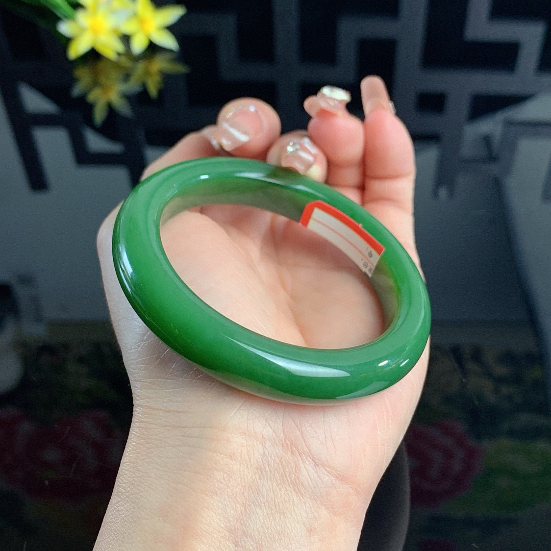 土豪款，和田玉56.5圈口菠菜绿碧玉手镯！玉质细腻油润 底色纯净 无裂无杂 脂粉好，品质高。