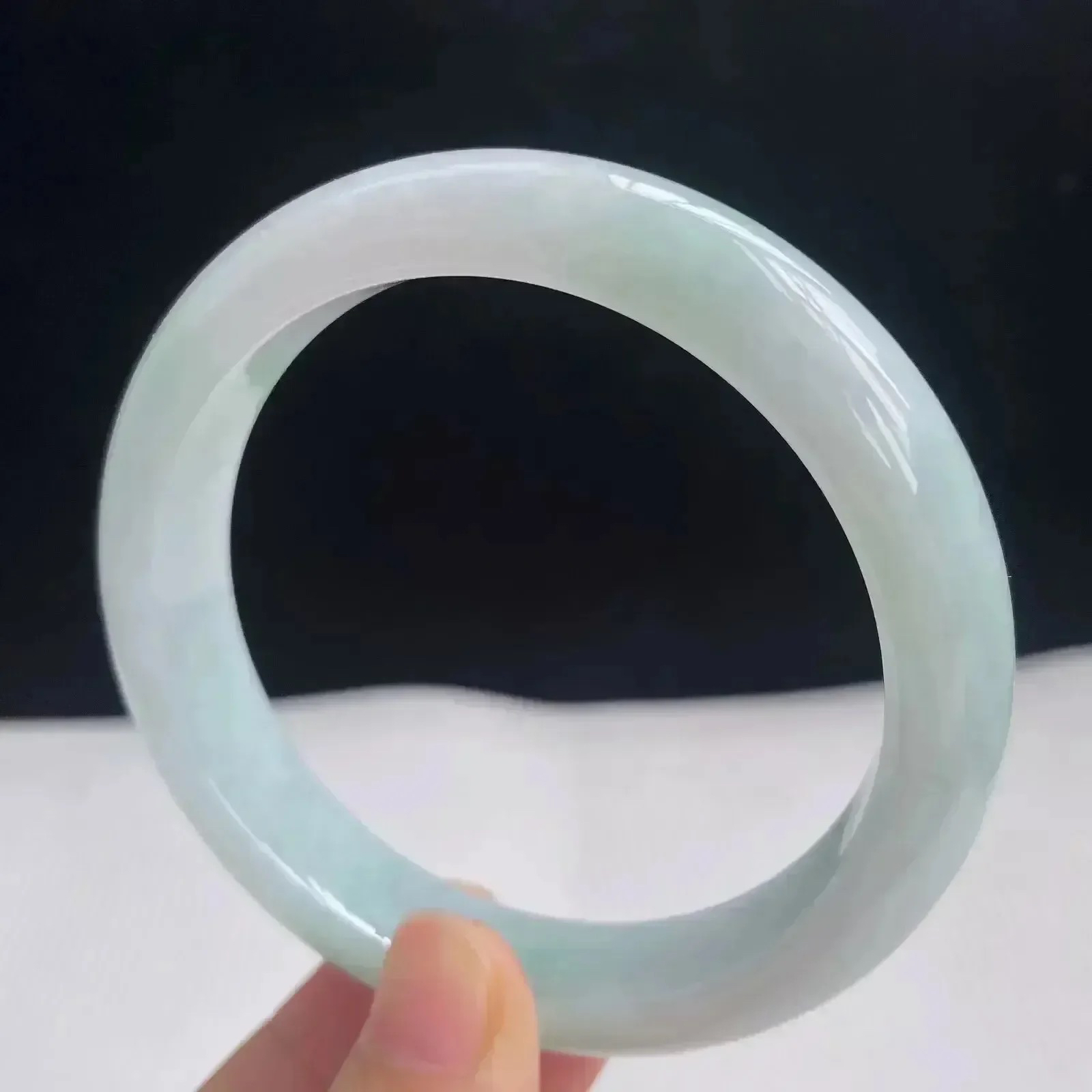 58.8mm自然光拍摄天然翡翠浅绿秀气好种水正圈手镯 58.19克