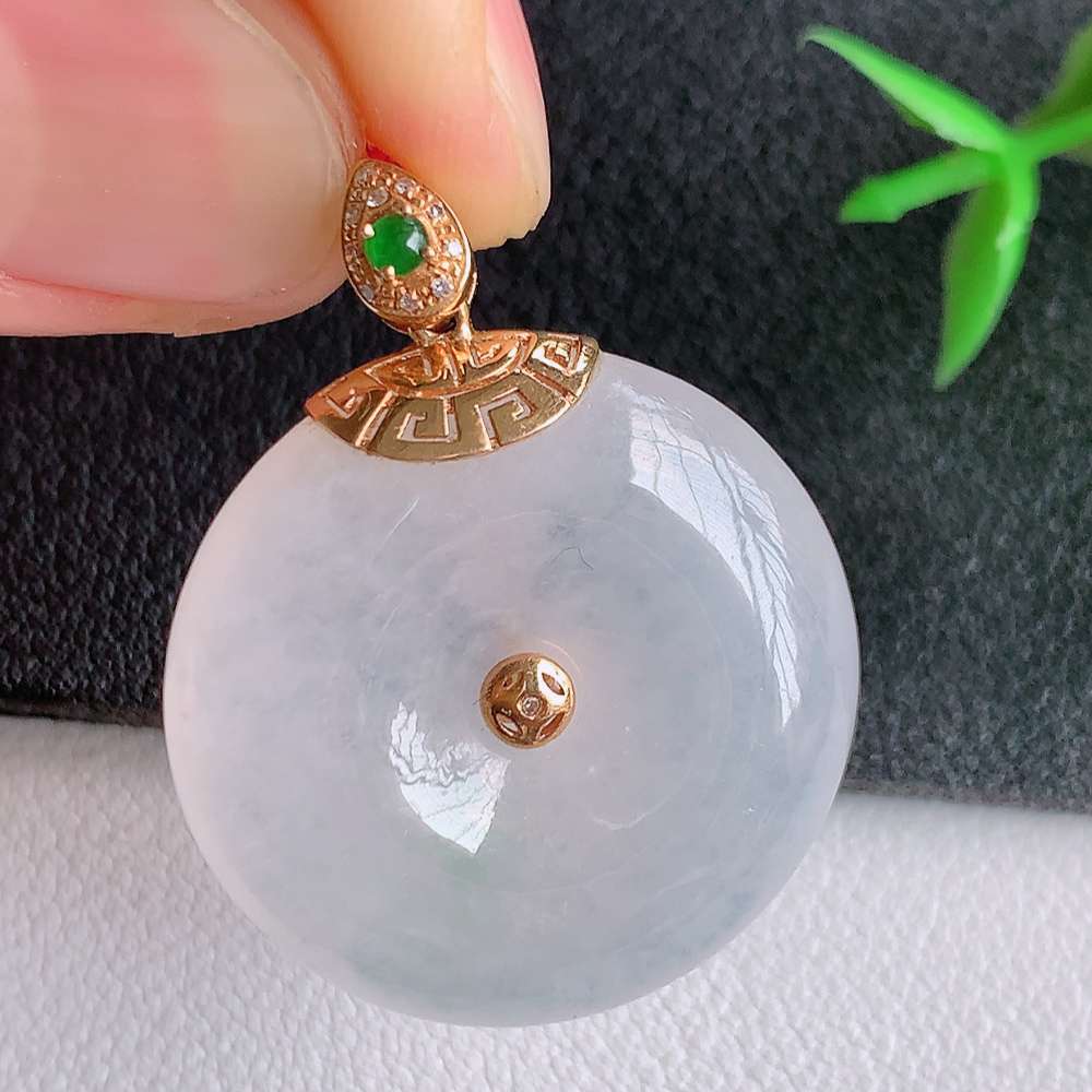 18k金伴钻冰润平安扣吊坠，厚装饱满，冰润剔透，细腻水足，种质润泽，飘花灵动，佩戴优雅大气，整体尺寸：32.2-25.5-6.6mm   裸石尺寸：25.5-6.6mm