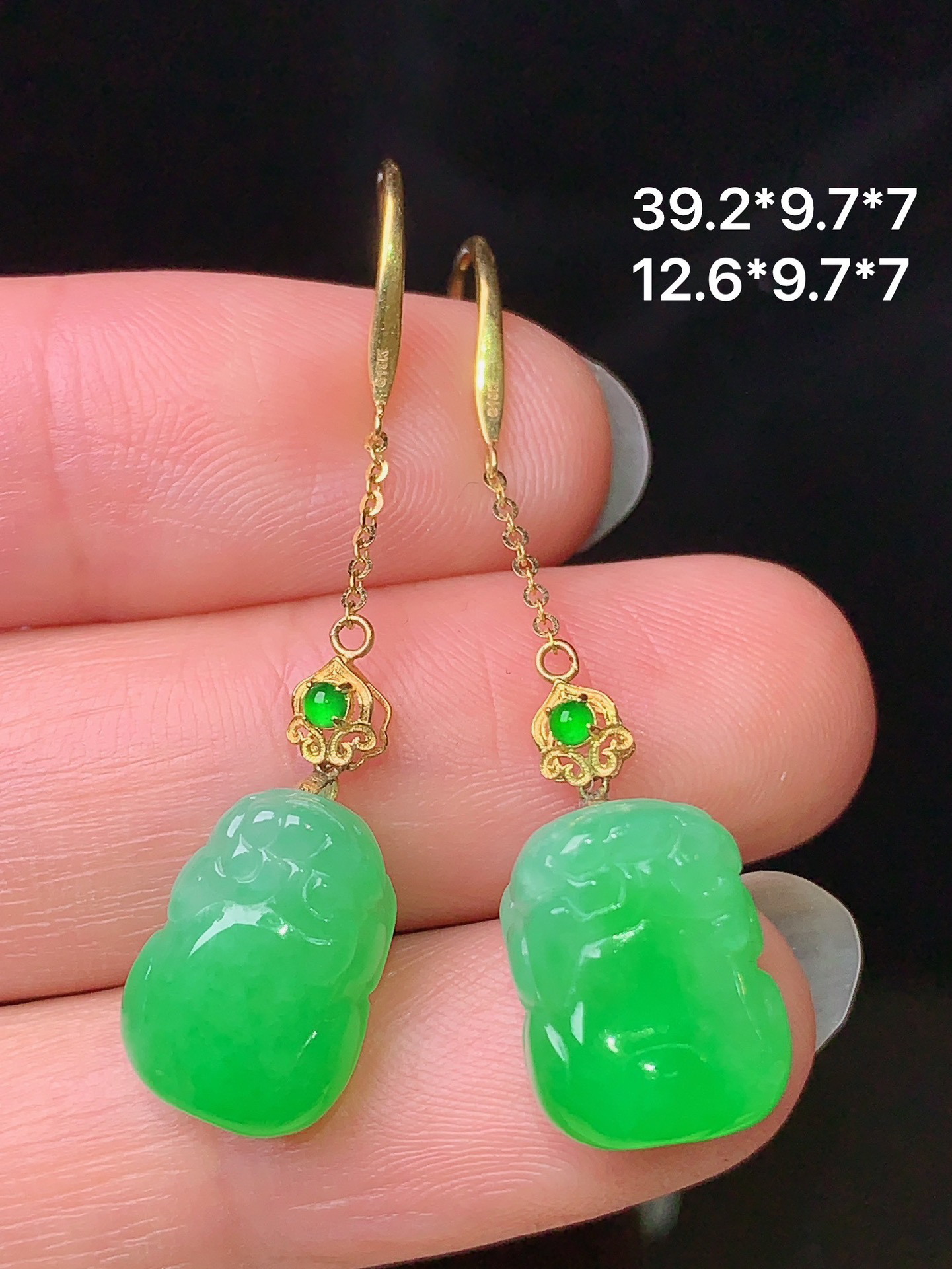 18k金镶嵌翠绿貔貅耳坠 玉质细腻 色泽艳丽清新 水润亮眼 整体尺寸39.2*9.7*7