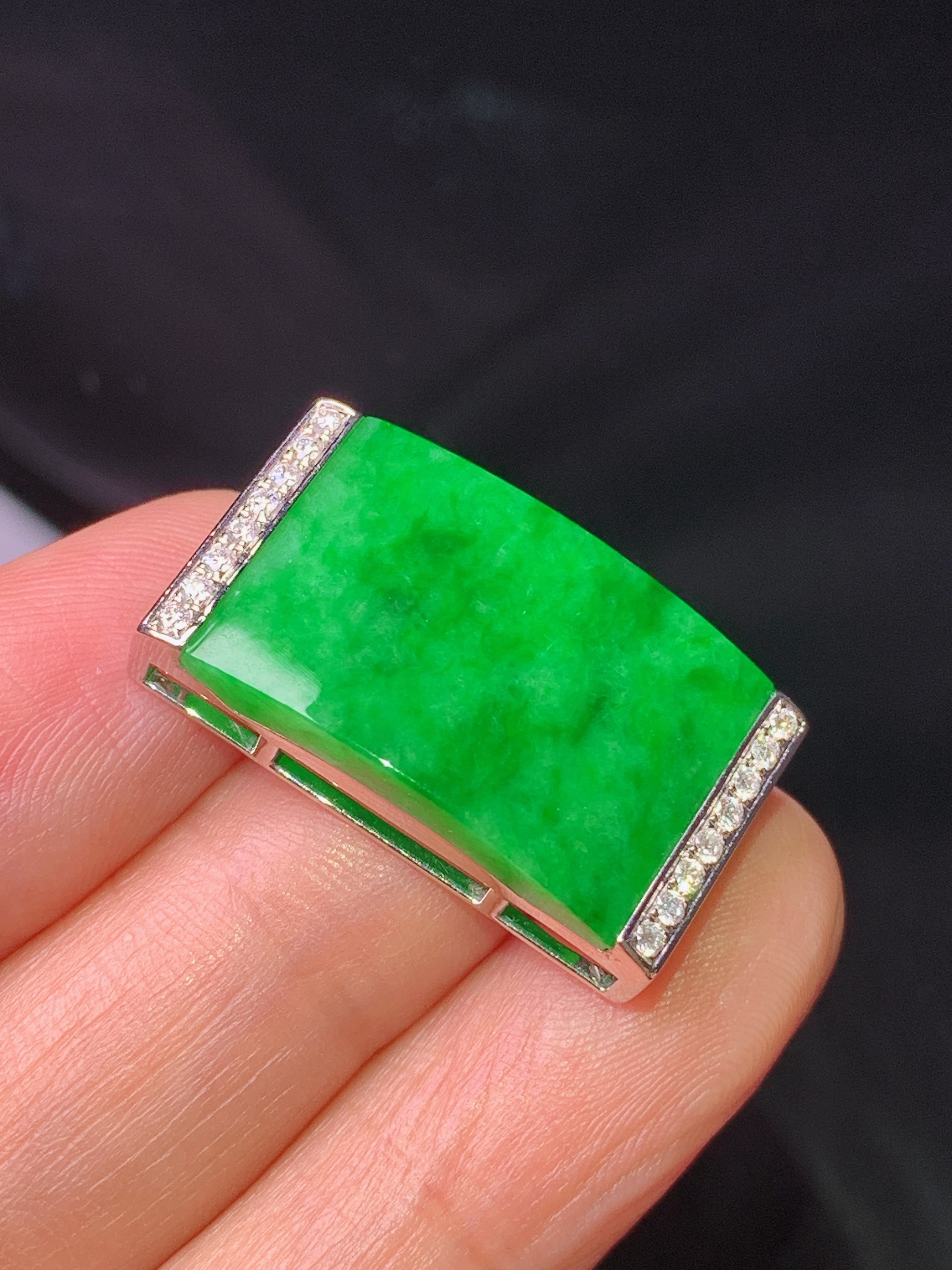 18k金钻镶嵌满绿无事牌吊坠 玉质细腻 色泽艳丽清新 水润亮眼 整体尺寸25*14*7.5