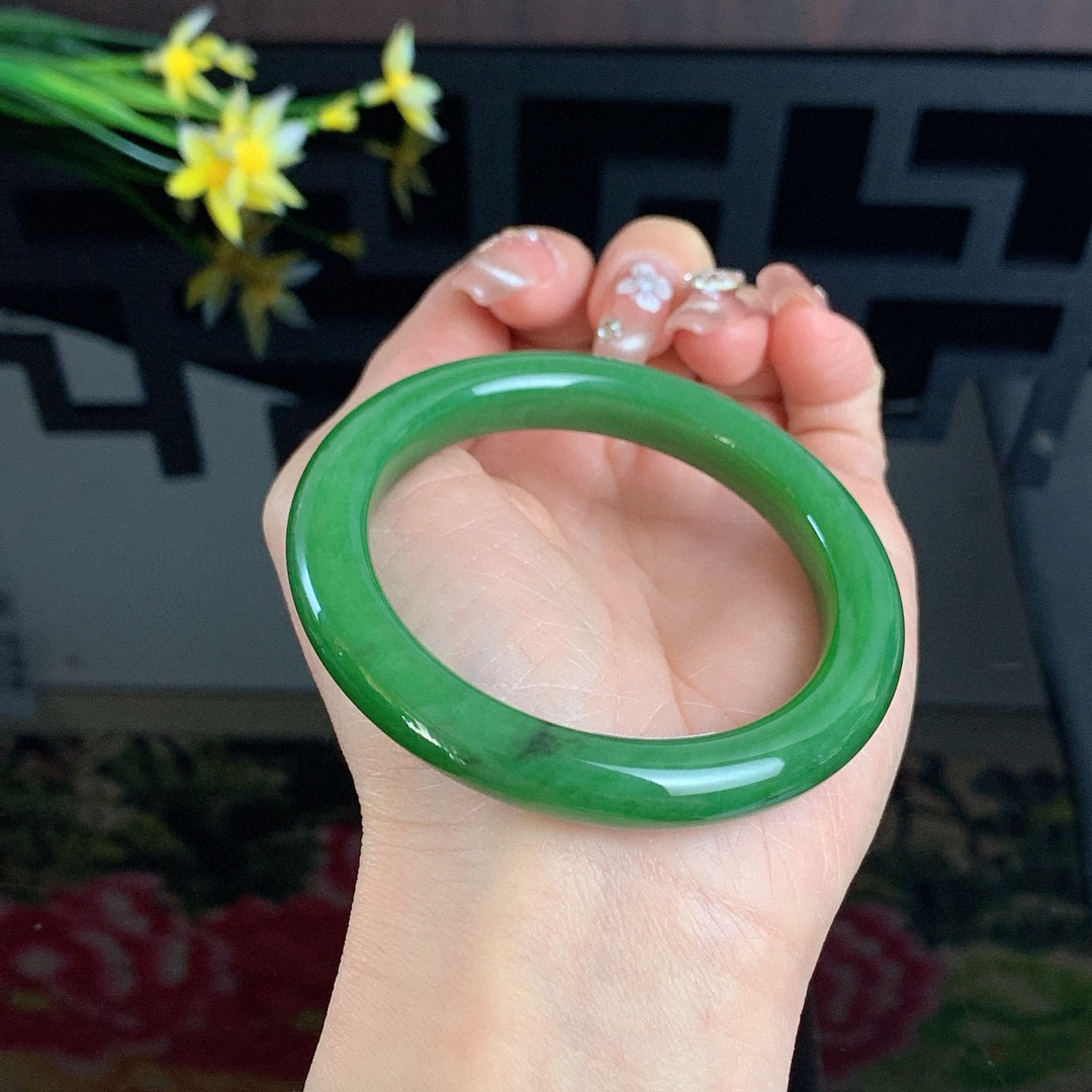 和田玉56圈口阳绿色碧玉手镯！黑皮料碧玉，玉质细腻油润 底色纯净 无裂无棉 脂粉好，品质高。