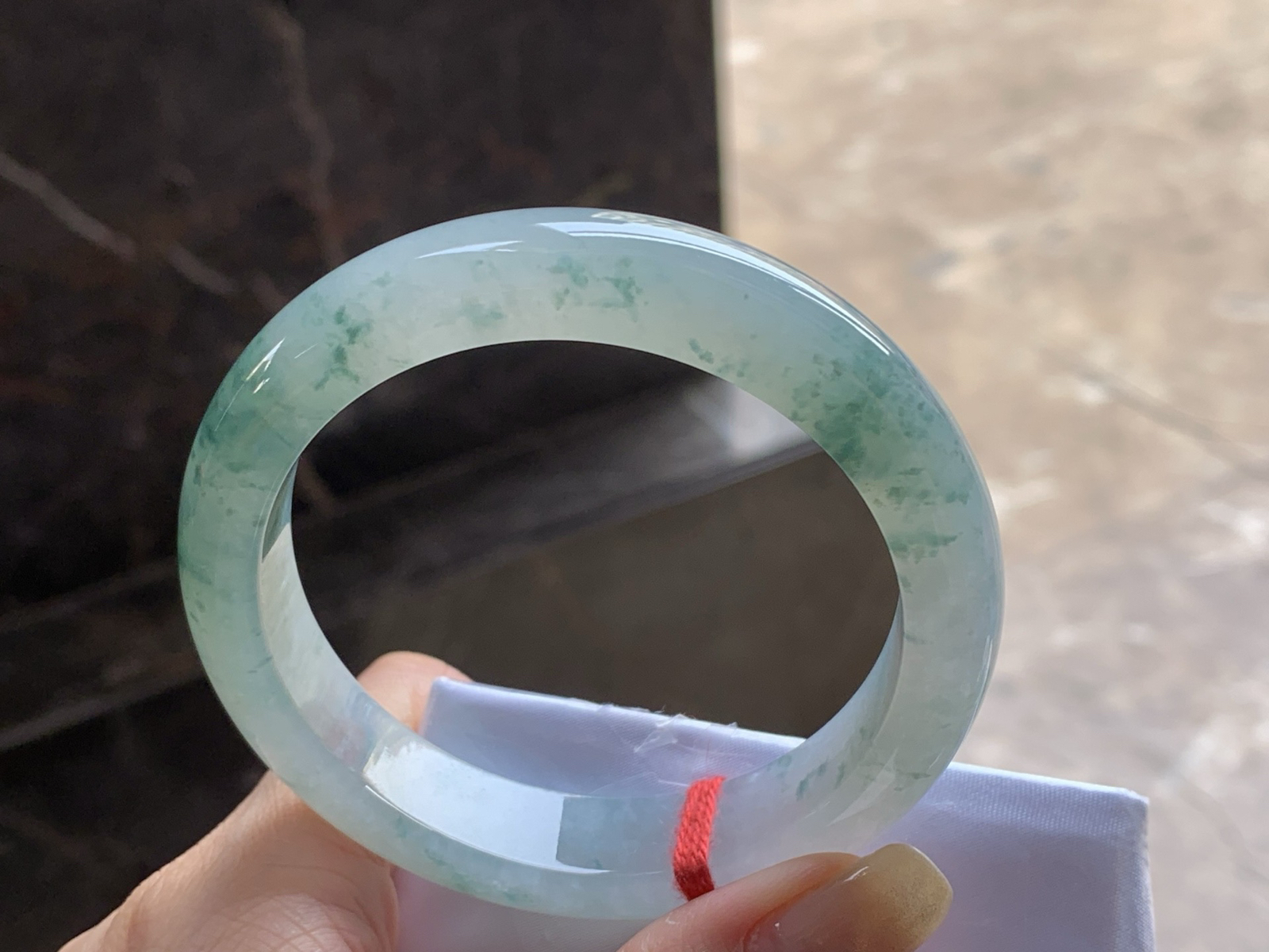 糯冰飘花手镯
种好水润 57.9/12.7/9.5mm