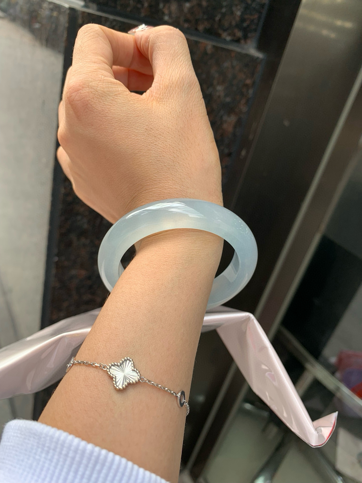 冰蓝正圈
53.3-8.7-12.9
打灯小细纹，底妆冰润细腻，千变万化的冰晴蓝底色，拥有海的颜色，却散发着星空的光芒，这是一只来自冰川蓝的清冷气质仙女镯。