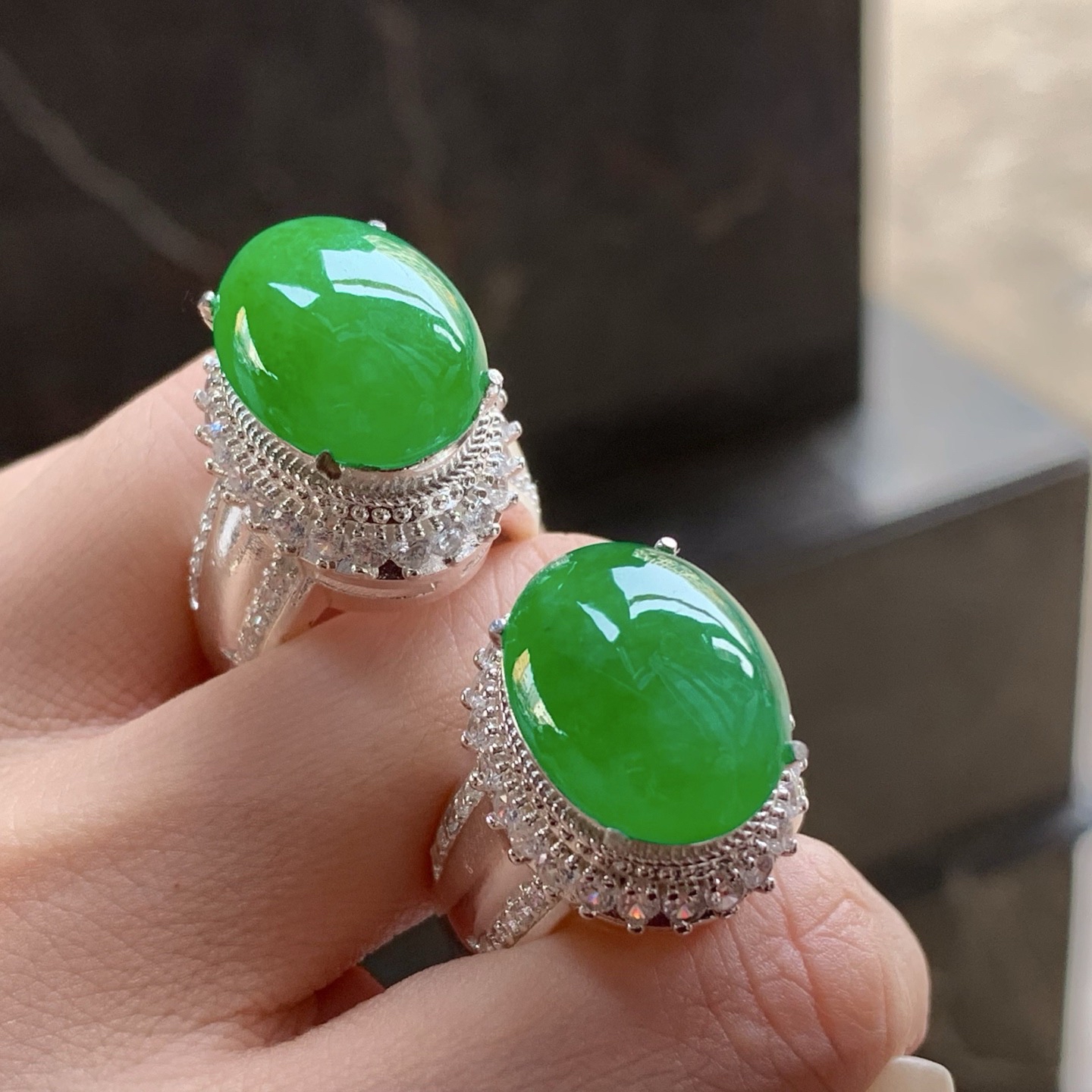 辣绿蛋面
颜色漂亮 大气品相好 铜托