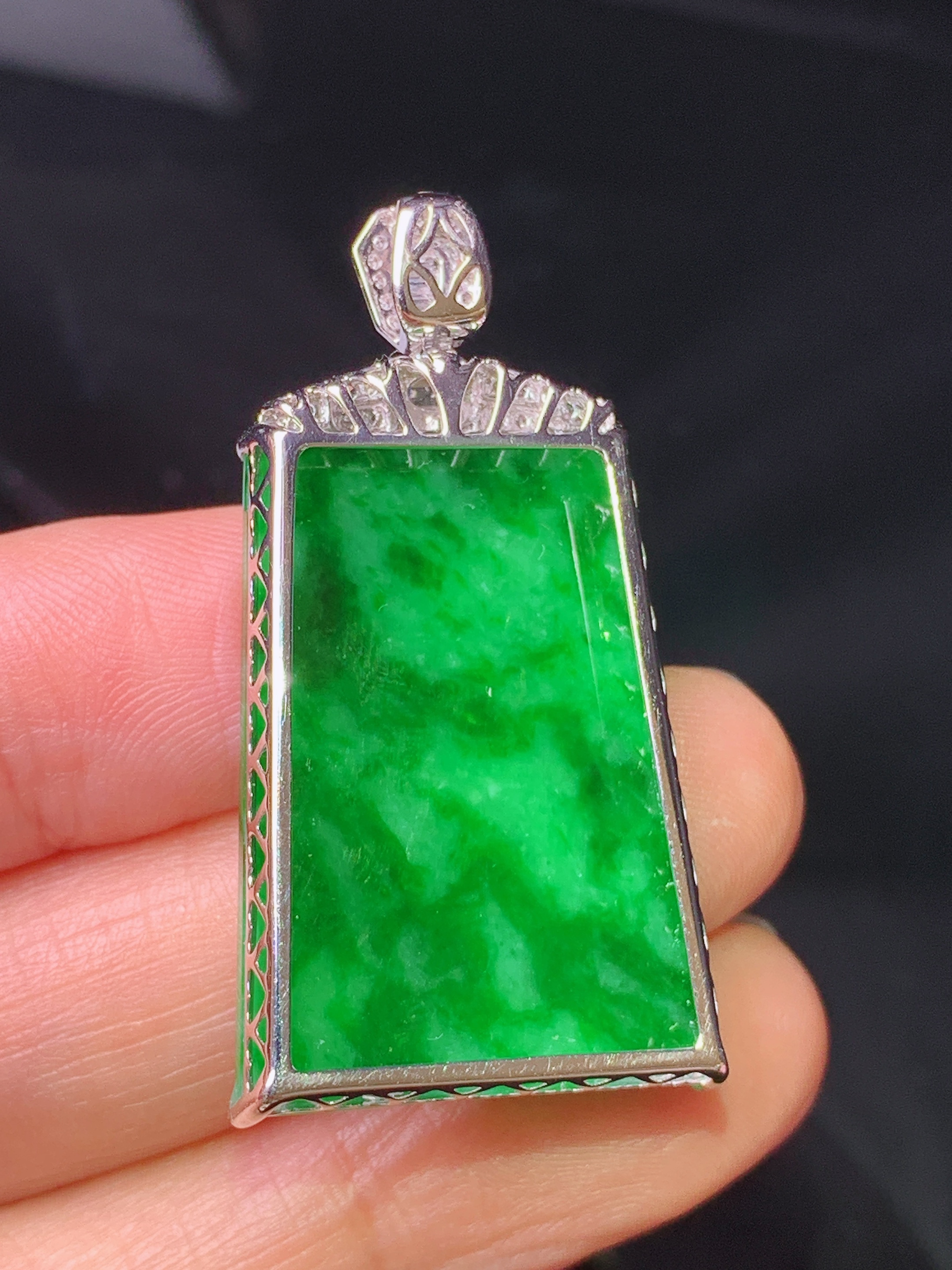 18k金钻镶嵌满绿无事牌吊坠 玉质细腻 色泽艳丽清新 水润亮眼 整体尺寸39.2*20*5.3