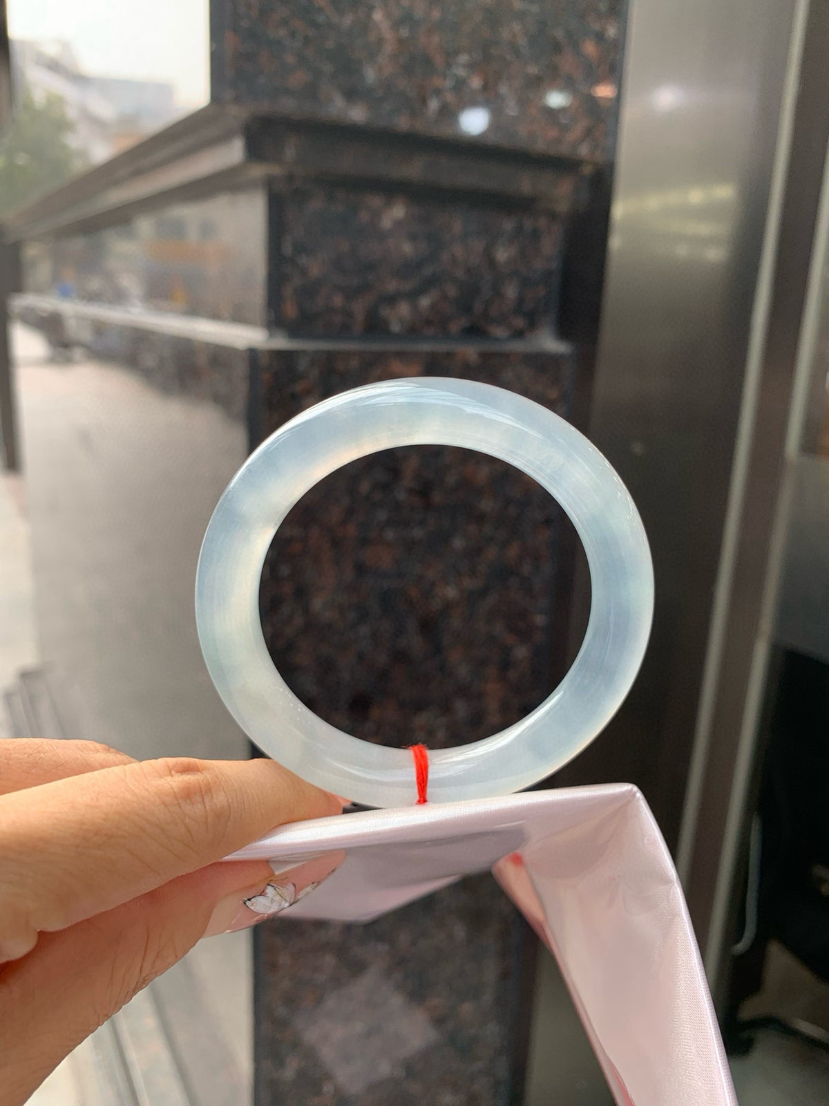 冰蓝圆条
55.5-9.7-9.9
打灯牛毛纹，底妆冰润细腻，千变万化的冰晴蓝底色，拥有海的颜色，却散发着星空的光芒，这是一只来自冰川蓝的清冷气质仙女镯。