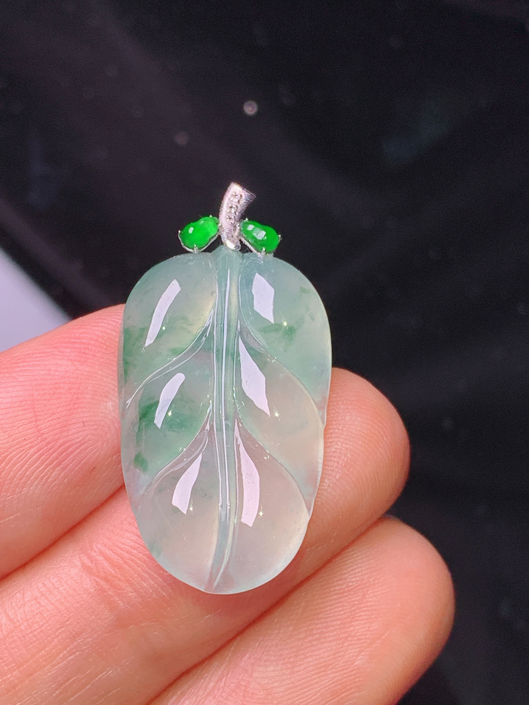 18k金钻镶嵌冰种飘绿树叶吊坠 玉质细腻 色泽艳丽清新 水润亮眼 整体尺寸30.3*15.1*4.5